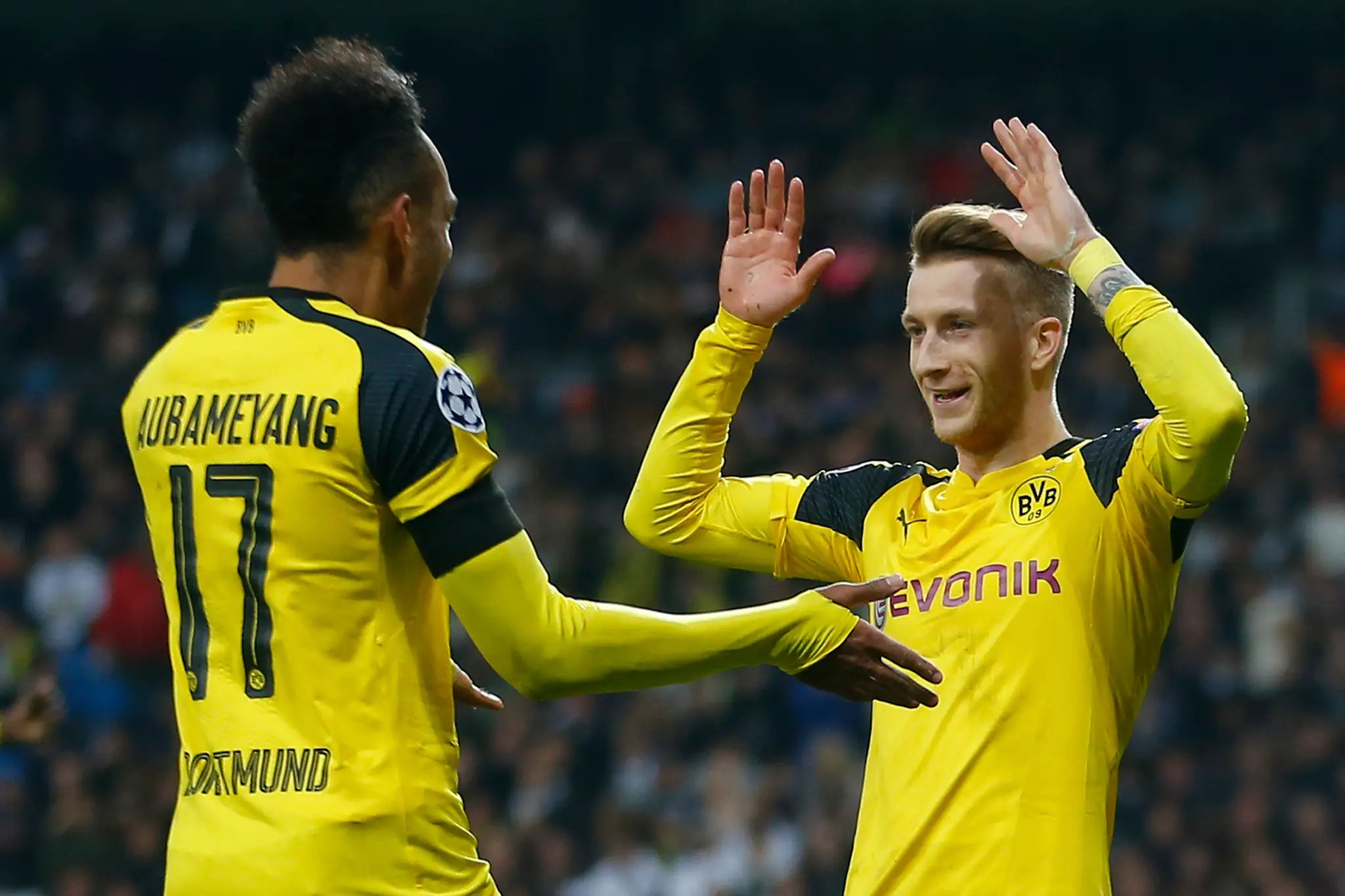 Pierre-Emerick Aubameyang (vľavo) blahoželá spoluhráčovi z Dortmundu Marcovi Reusovi ku gólu v dueli LM proti Realu Madrid.
