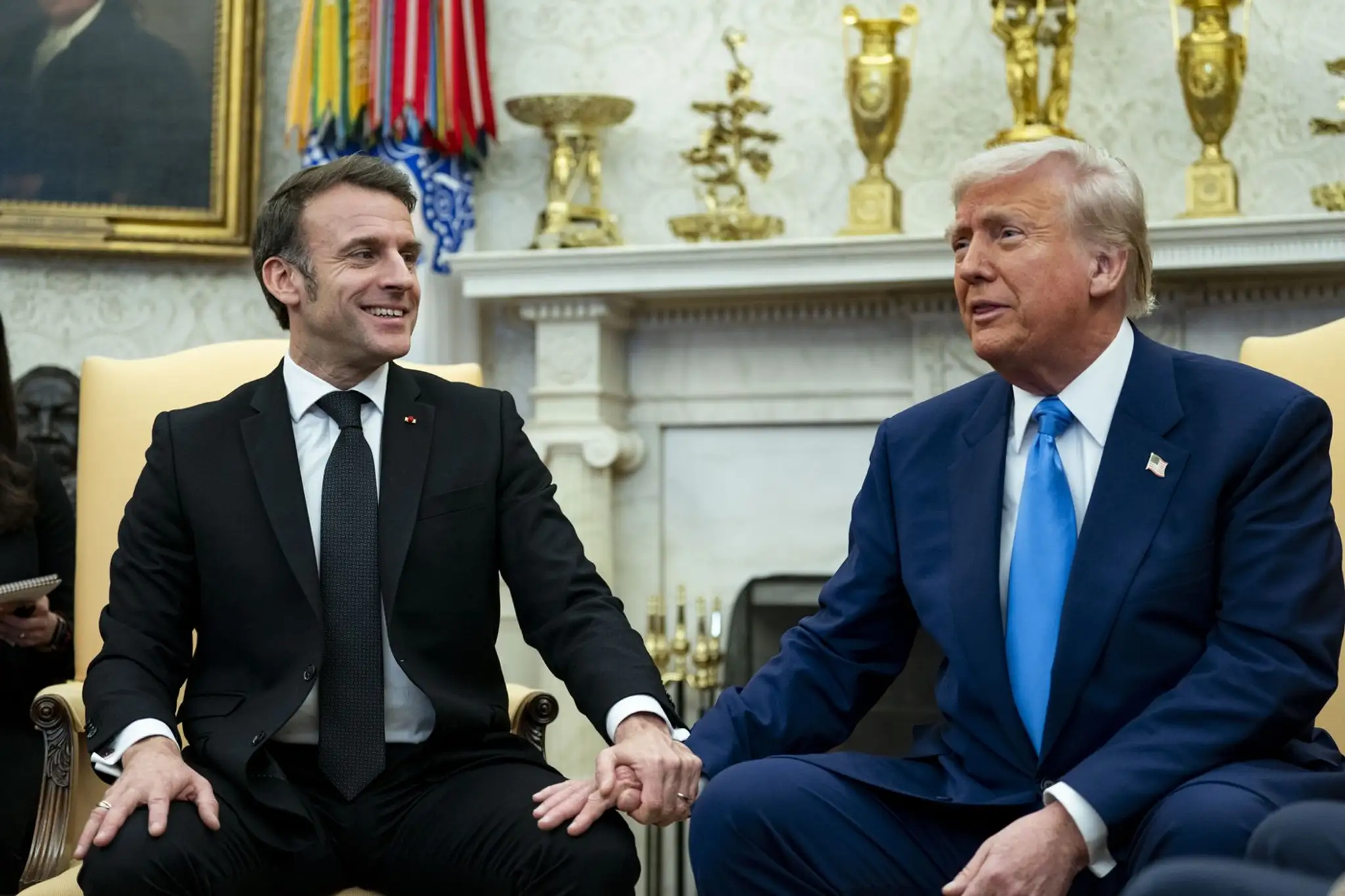 Emmanuel Macron si podáva ruku s Donaldom Trumpom počas ich stretnutia v Bielom dome.