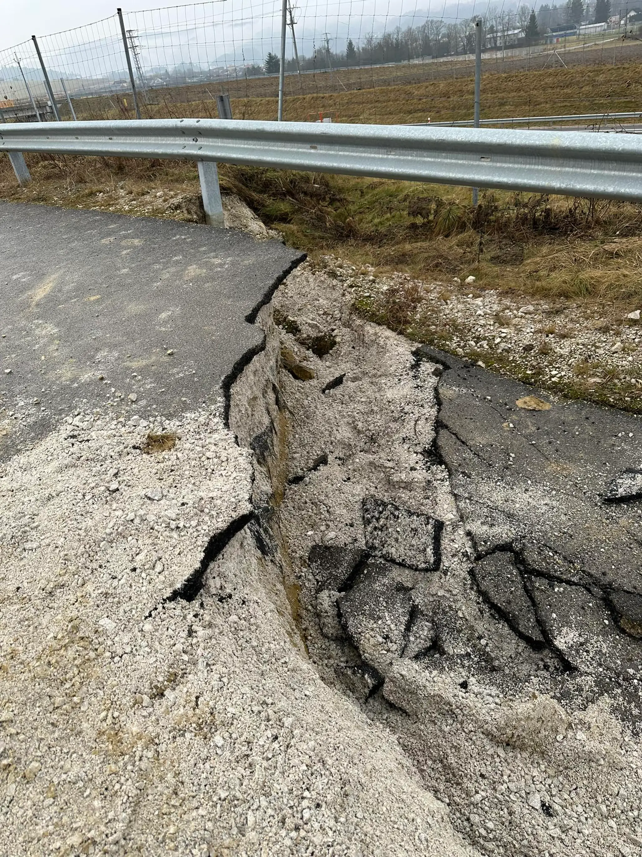 V časti Bytčica došlo k výraznému zosuvu pôdy.