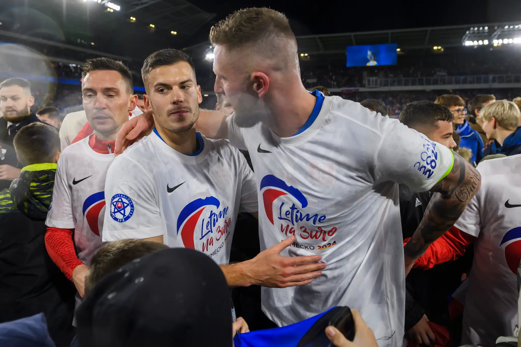 Sprava Milan Škriniar a László Bénes (Slovensko) oslavuje postup na ME 2024 po zápase s Islandom.