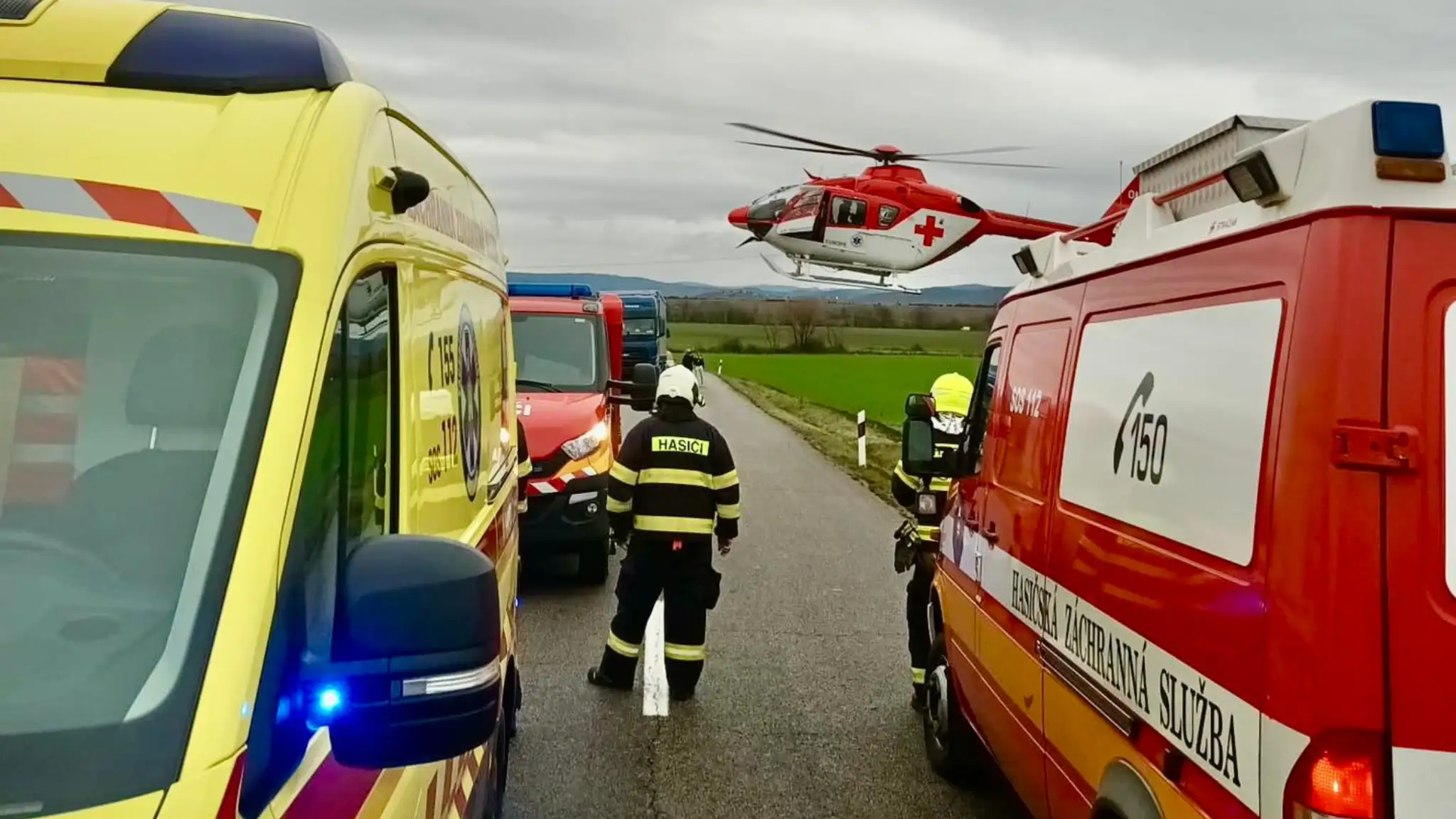 FOTO: Tragédia v okrese Levice. Zrážka dodávky s osobným autom si vyžiadala jednu obeť