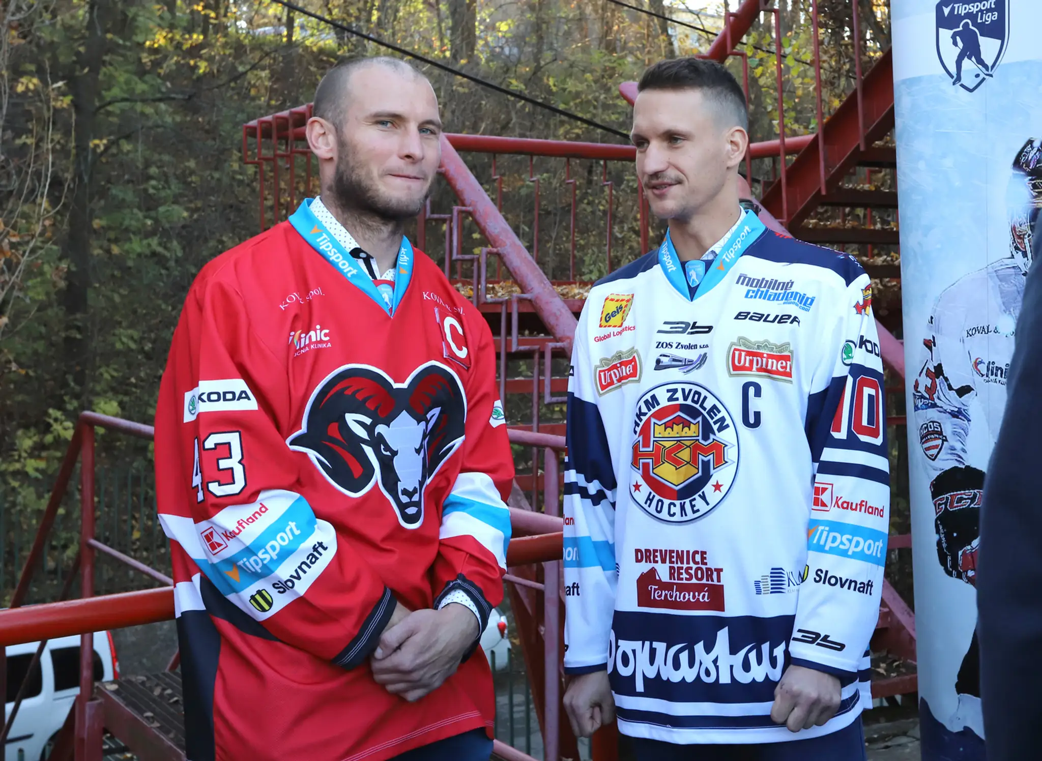 Kapitáni tímov (zľava) Banská Bystrica Tomáš Surový a Zvolena Michal Chovan na tlačovej konferencii k Winter Classic.