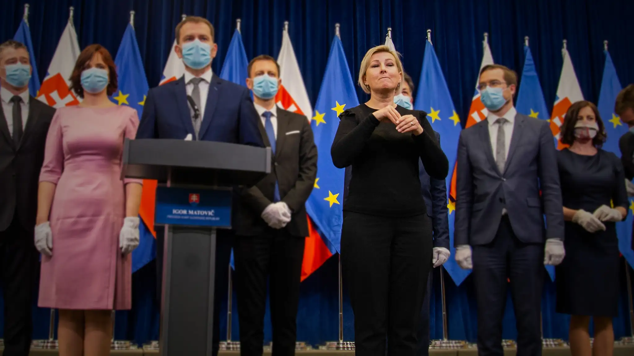 Eva Šoltysová tlmočí s ochranným štítom