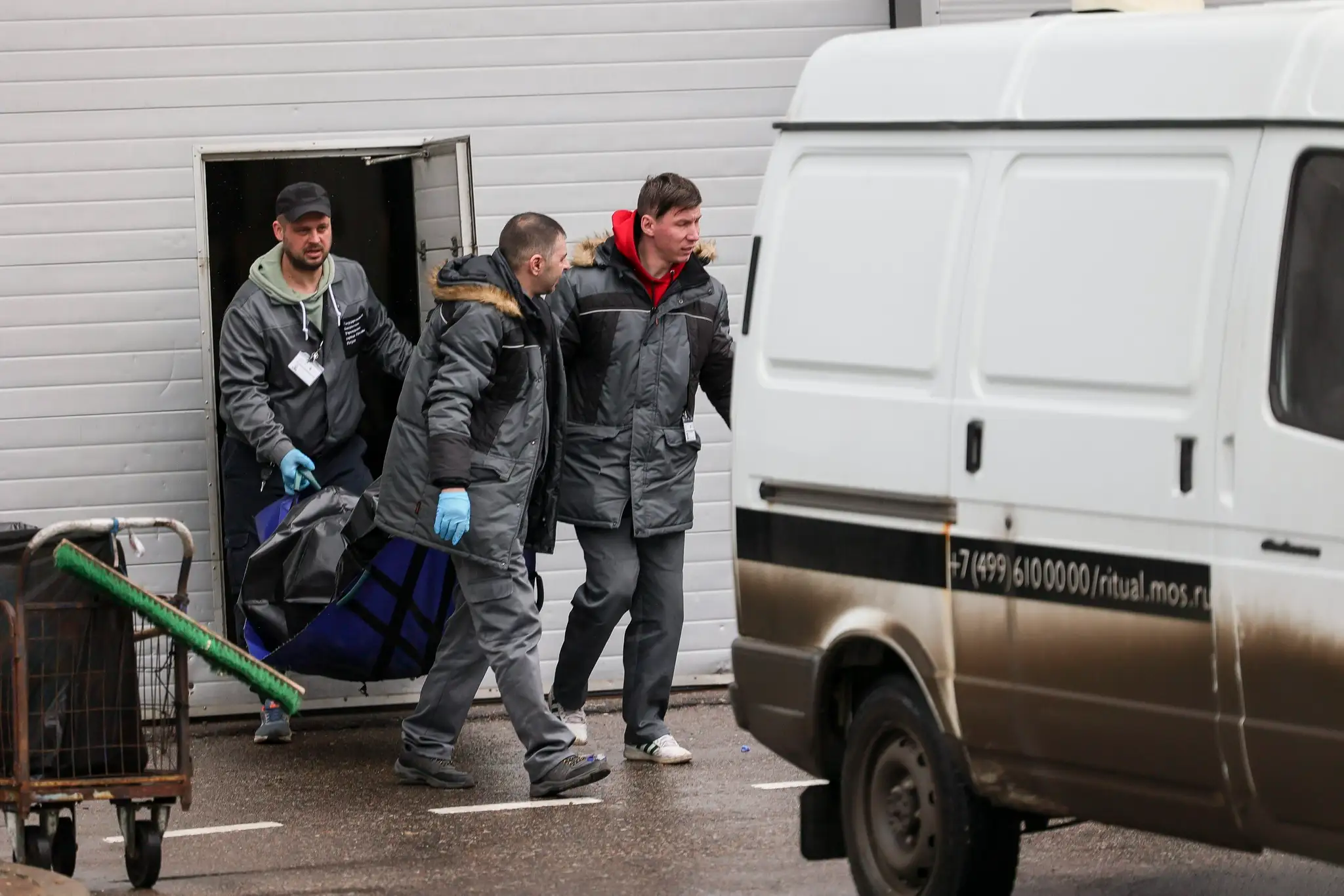 Telá obetí nakladajú do vozidiel pri radnici Crocus po teroristickom útoku.