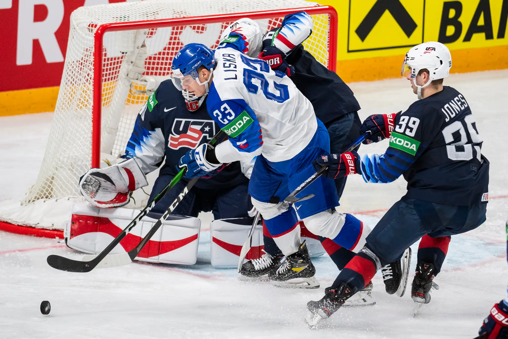 Slovenskí hokejisti sa tešia z gólu Petra Cehlárika (druhý vpravo) vo štvrťfinále MS 2021 proti USA.