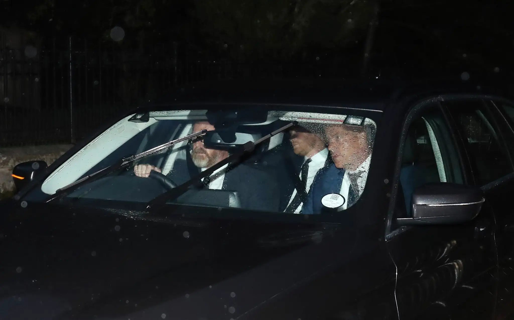 Princ Harry počas príchodu do Barmoralu