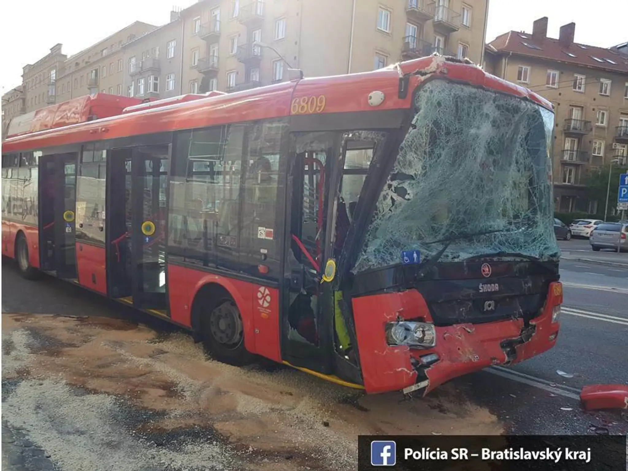 Nehoda autobusu a trolejbusu v Bratislave.