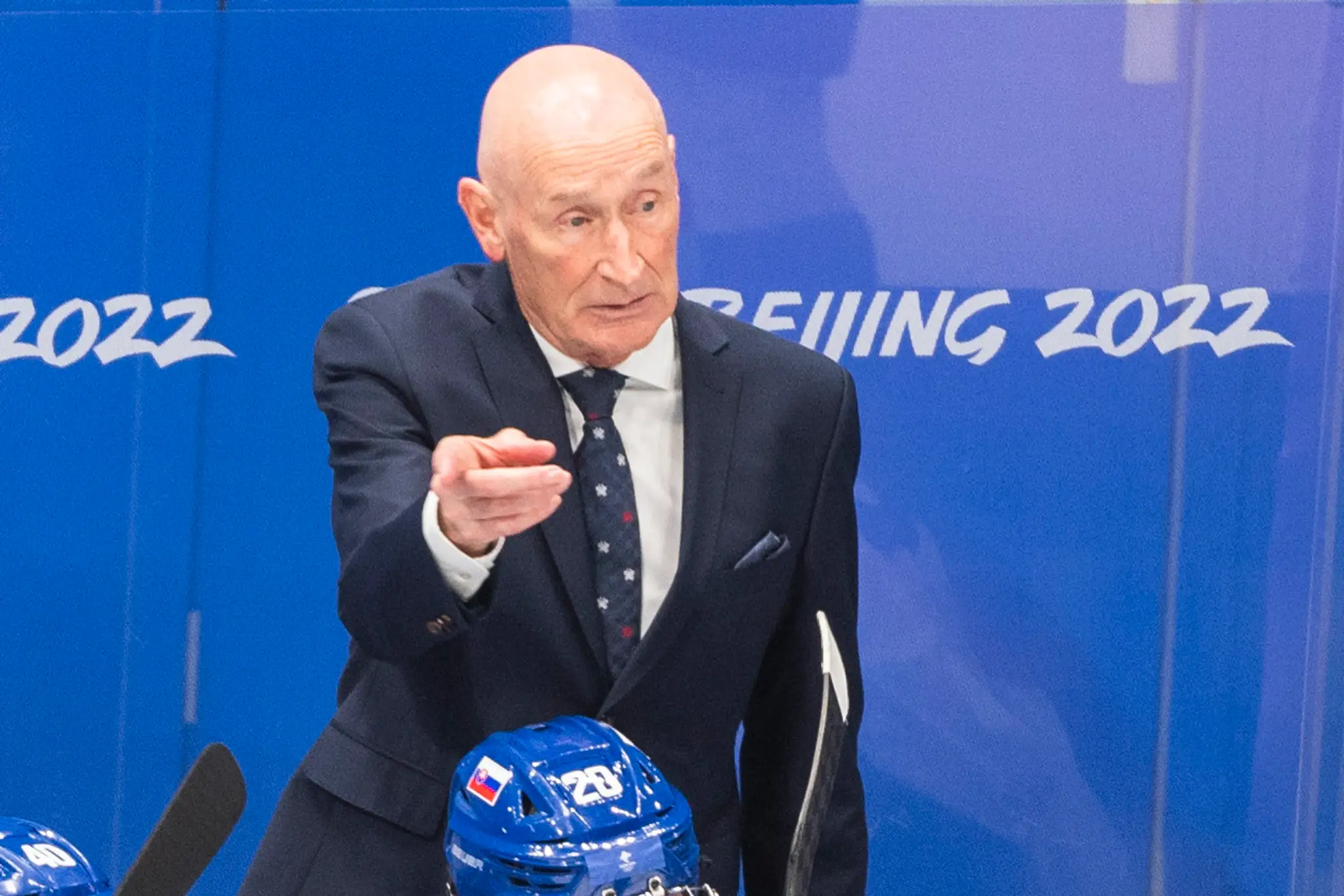 Tréner slovenskej hokejovej reprezentácie Craig Ramsey gestikuluje v zápase ZOH 2022 proti Fínsku.