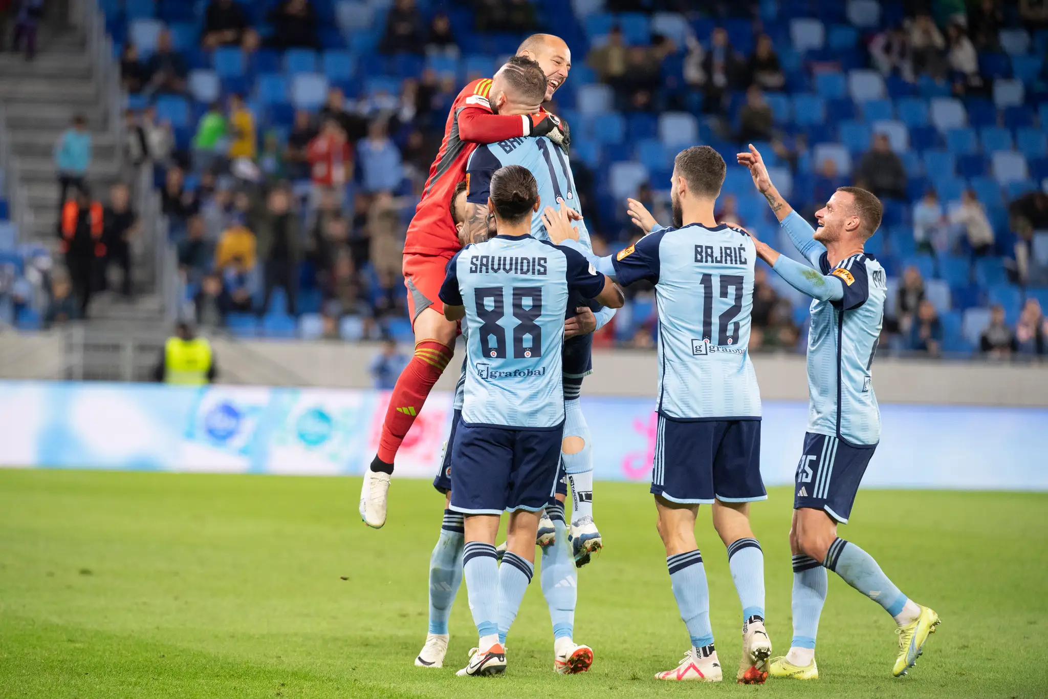 Radosť hráčov Slovana po strelení druhého gólu v 10. kole Niké ligy proti Trenčínu.