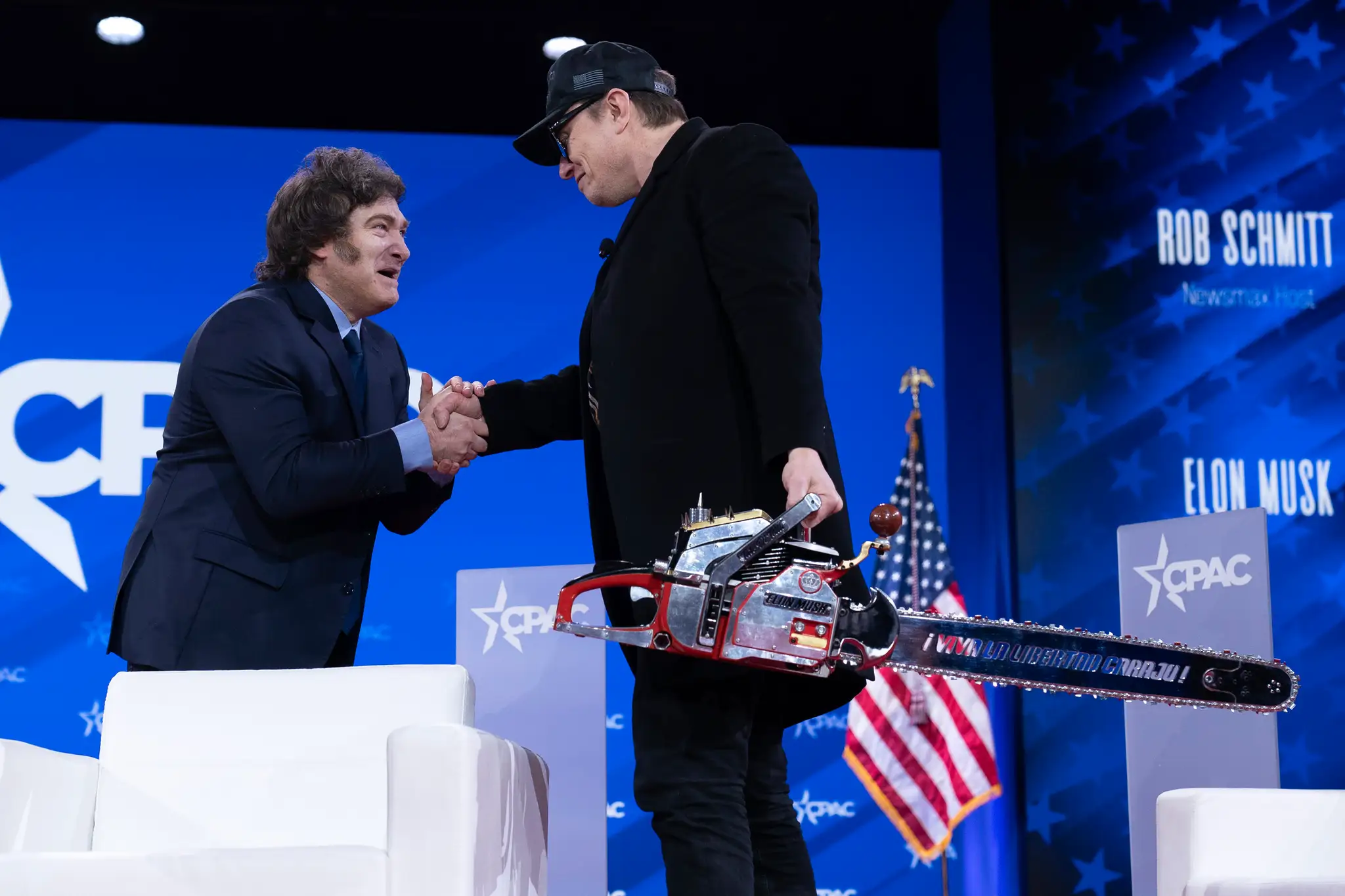 Musk dostal od Mileiho motorovú pílu.