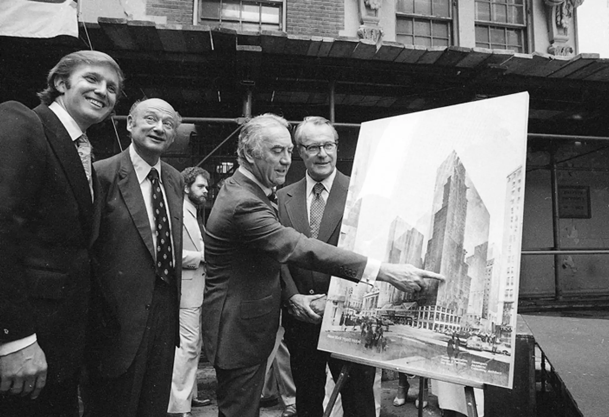 Hugh Carey ukazuje nový newyorský hotel Hyatt, ktorý stojí namiesto hotela Commordore. (28. júna 1978)