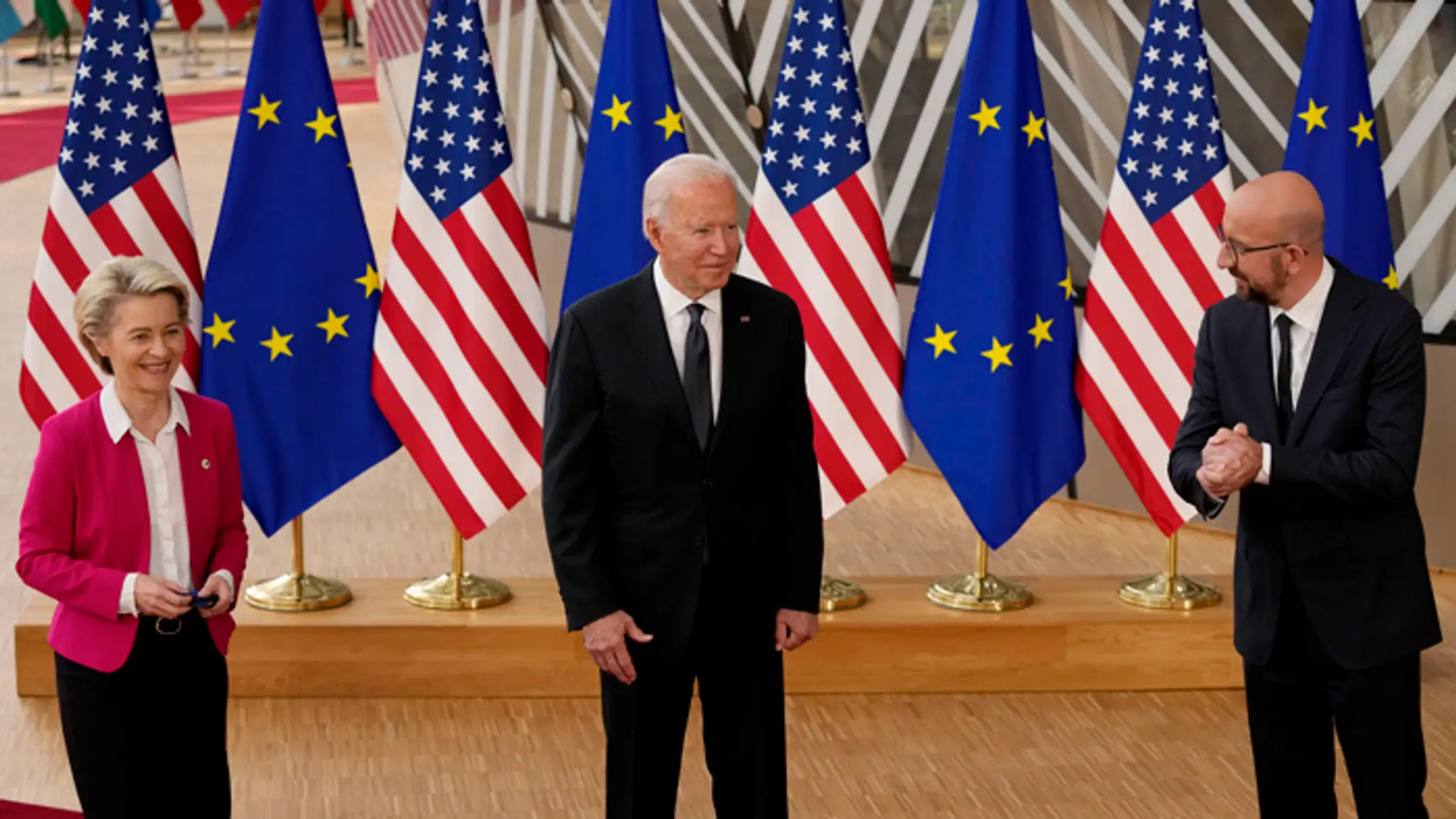 Predsedníčka EK Ursula von der Leyenová, prezident USA Joe Biden a predseda Európskej rady Charles Michel.