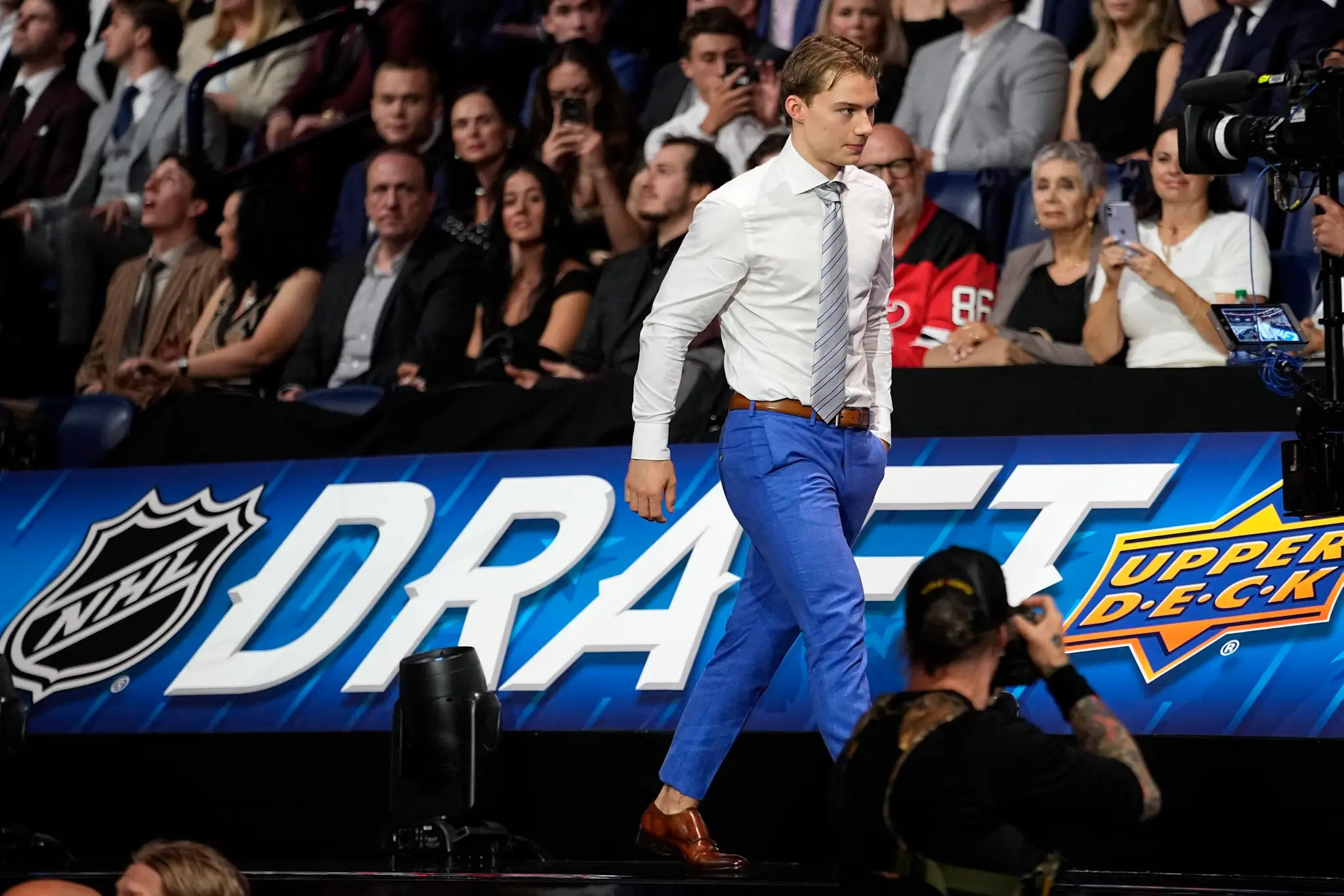 Connor Bedard kráča na pódium po tom, ako si ho Chicago vybralo na NHL drafte 2023 ako jednotku.