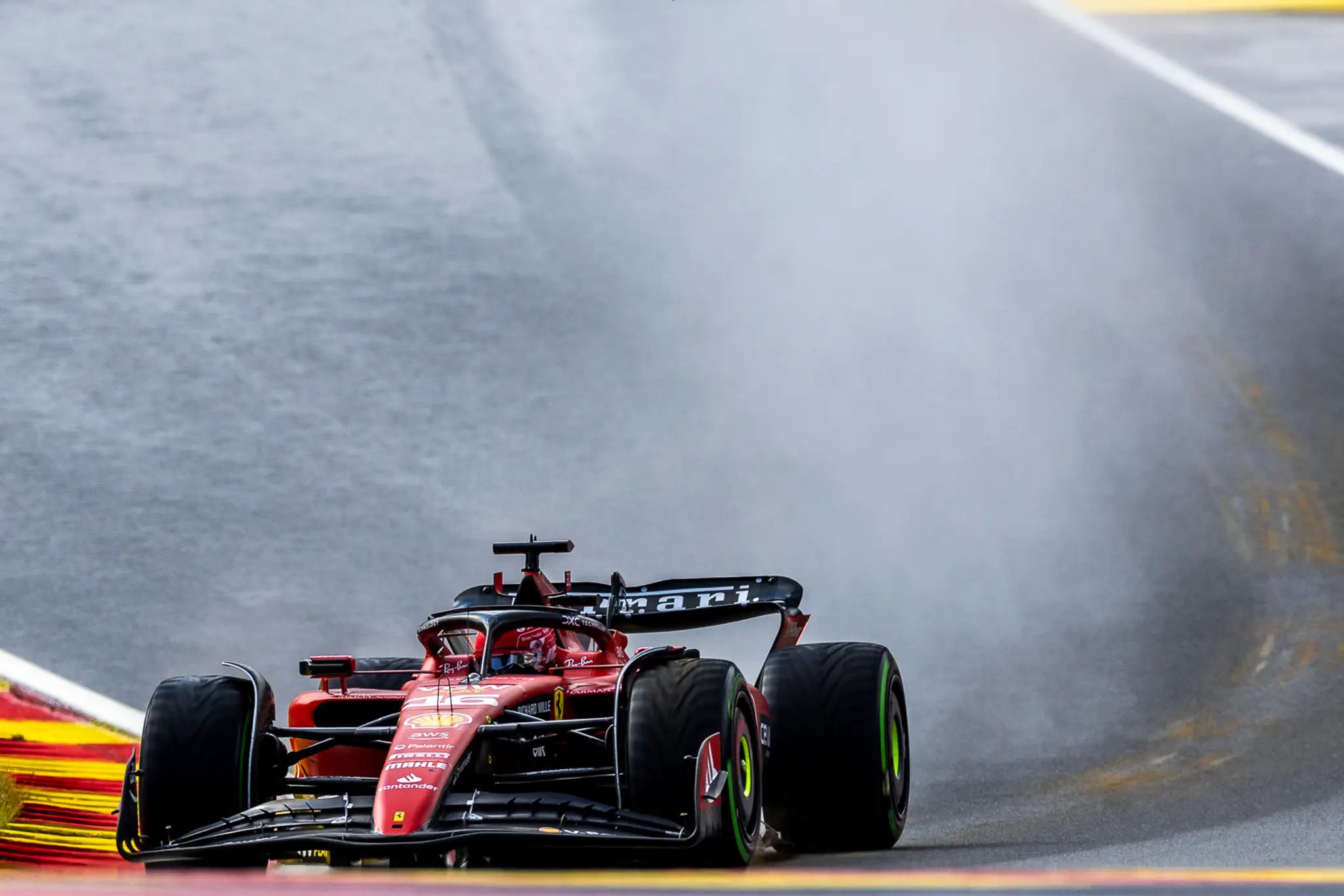 Chalrels Leclerc na Ferrari na trati.