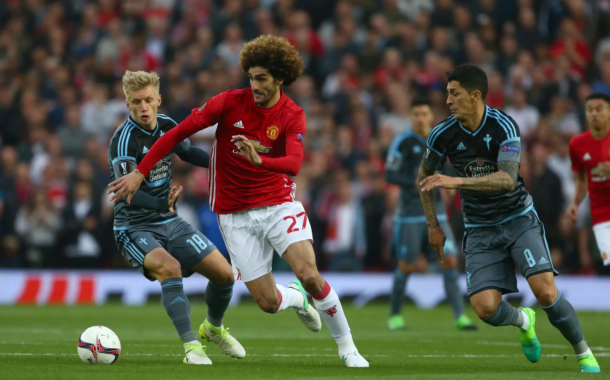 Marouane Fellaini (v strede) z ManUtd uniká Danielovi Wassovi zo Celty Vigo (vľavo) v odvete semifinále EL.