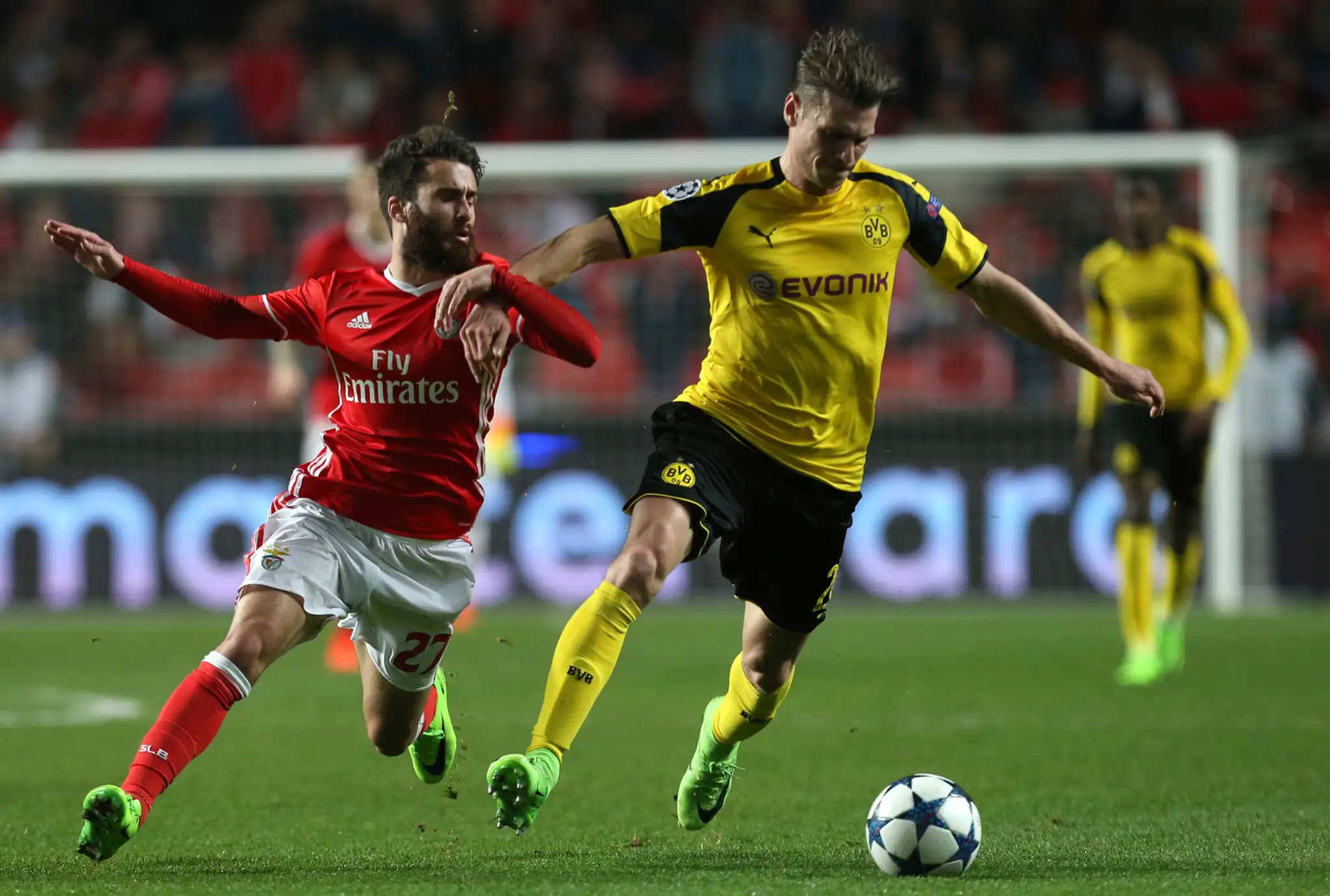 Lukasz Piszczek (vpravo) z Dortmundu vedie loptu v osemfinále LM, atakuje ho Rafa Silva z Benficy.
