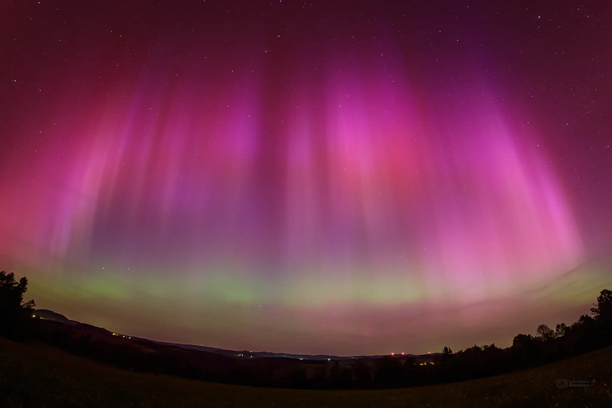Polárna žiara i takzvaný aurorálny anjel nad obcou Záhořice.