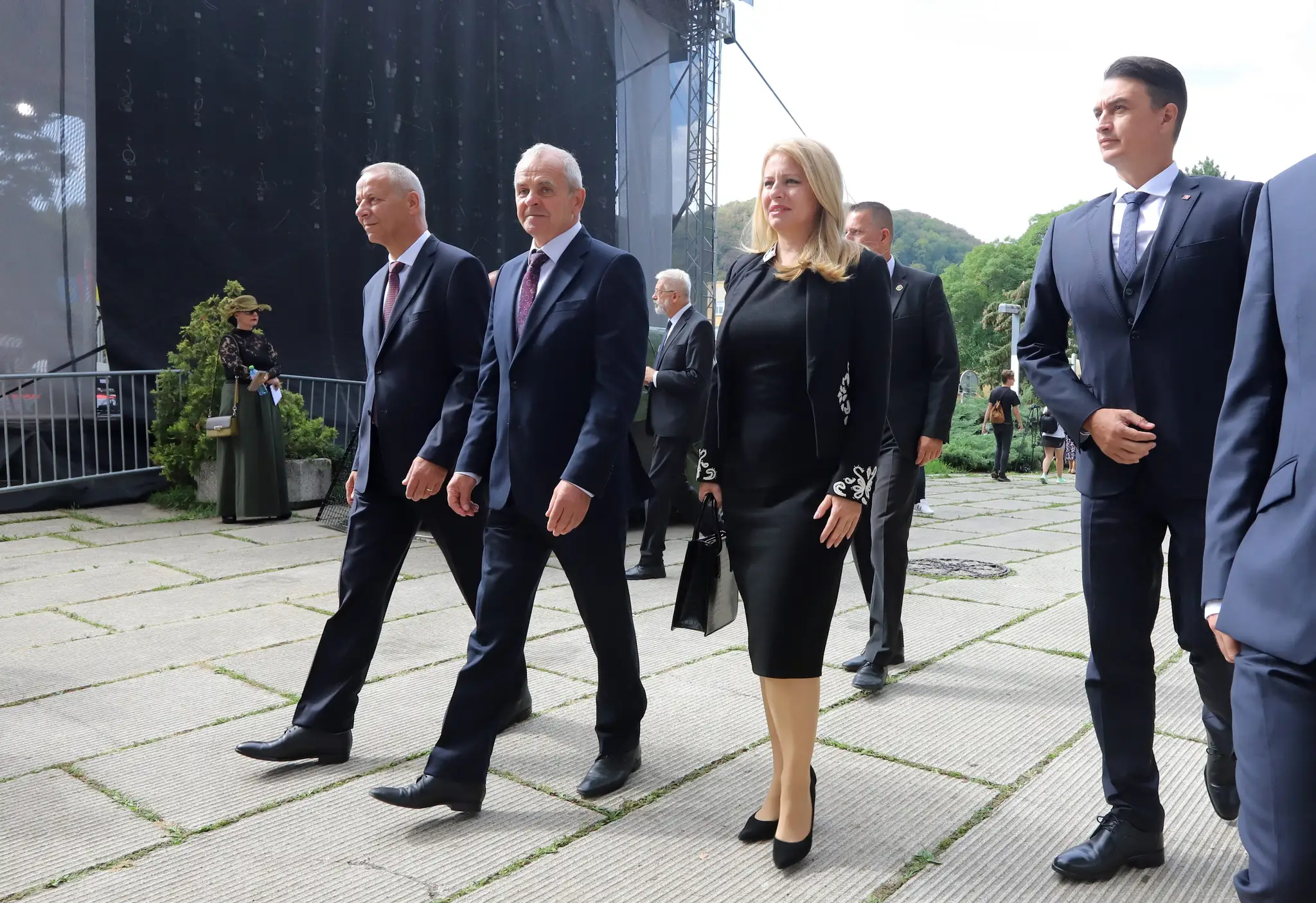 Zľava primátor mesta Banská Bystrica Ján Nosko, predseda BBSK Ján Lunter, prezidentka Zuzana Čaputová a jej partner Juraj Rizman počas celoštátnych osláv 78. výročia SNP v areáli Múzea SNP v Banskej Bystrici.