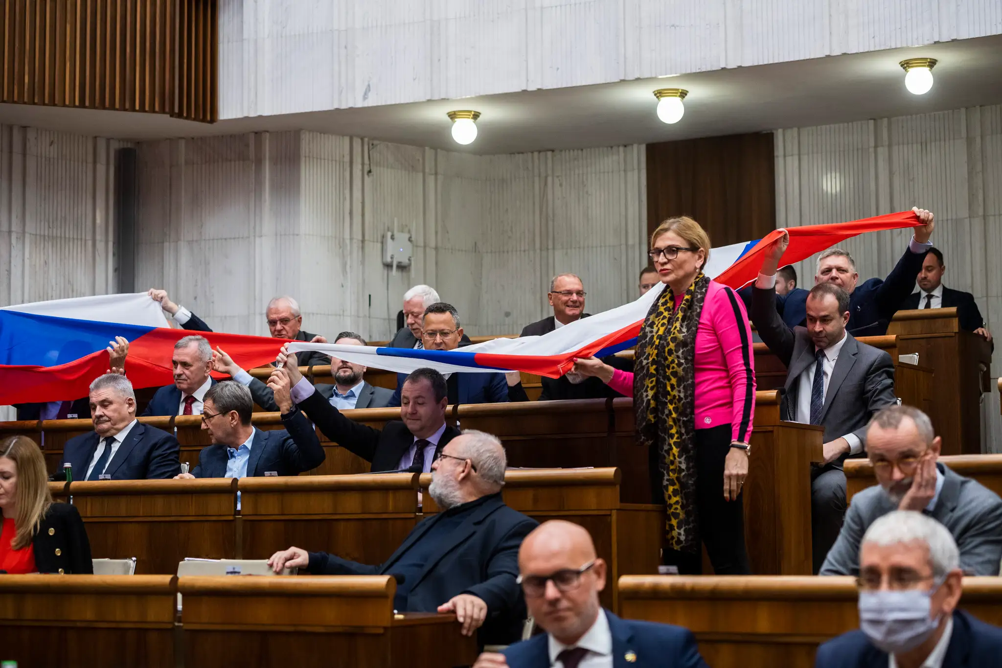 Poslanci schválili zmenu ústavy v súvislosti s predčasnými voľbami.