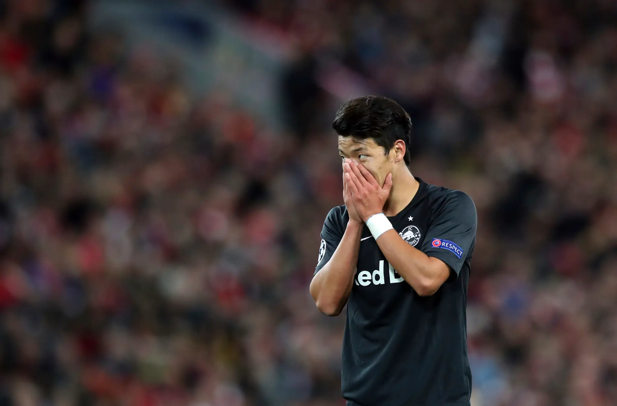 Luis Suárez z Barcelony oslavuje gól v dueli LM proti Interu Miláno.