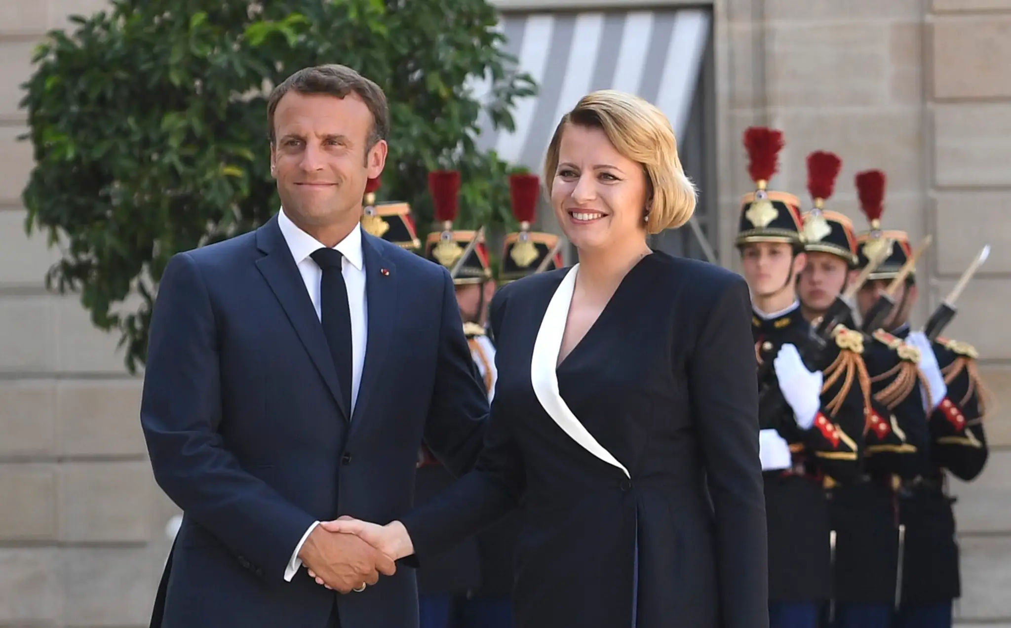 Na snímke francúzsky prezident Emmanuel Macron a prezidentka SR Zuzana Čaputová si podávajú ruky počas stretnutia 24. júla 2019