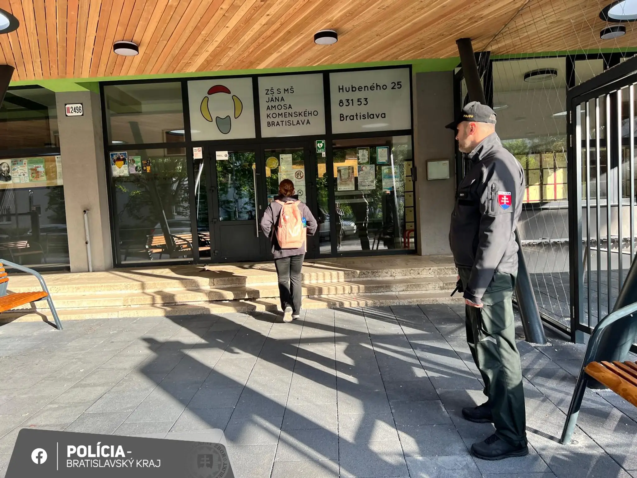 Školy strážia po výhražných e-mailoch policajti.