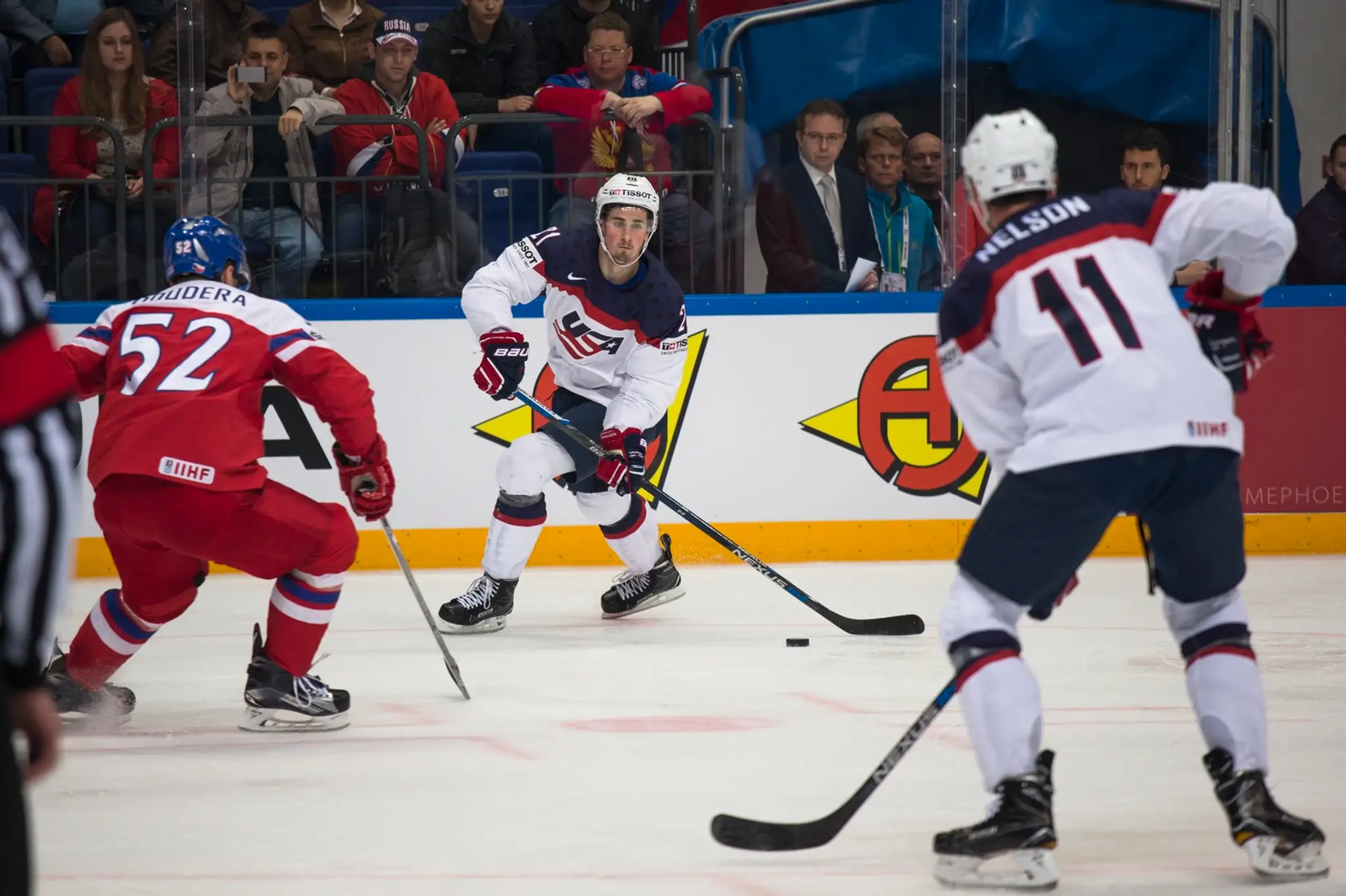 Americká hviezdička Dylan Larkin (uprostred) nahráva puk vo štvrťfinále MS v Rusku.