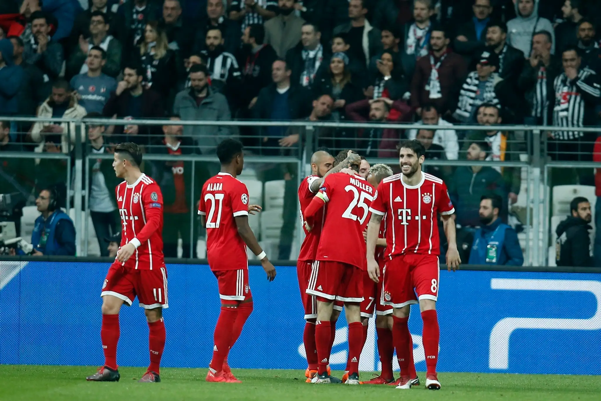 Hráči Bayernu sa tešia z gólu na pôde Besiktasu v odvete osemfinále LM.