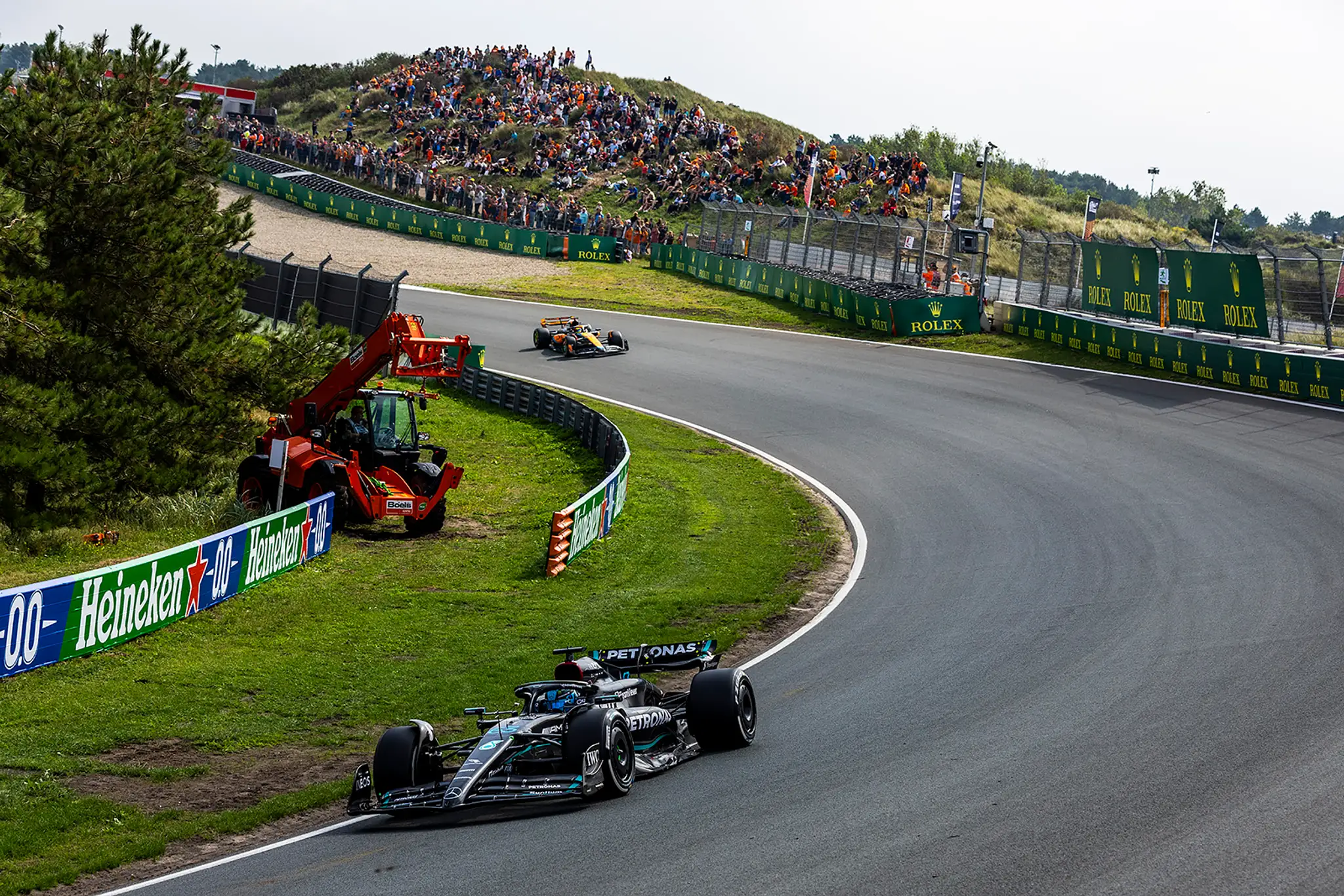 Vpredu George Russell na Mercedese.