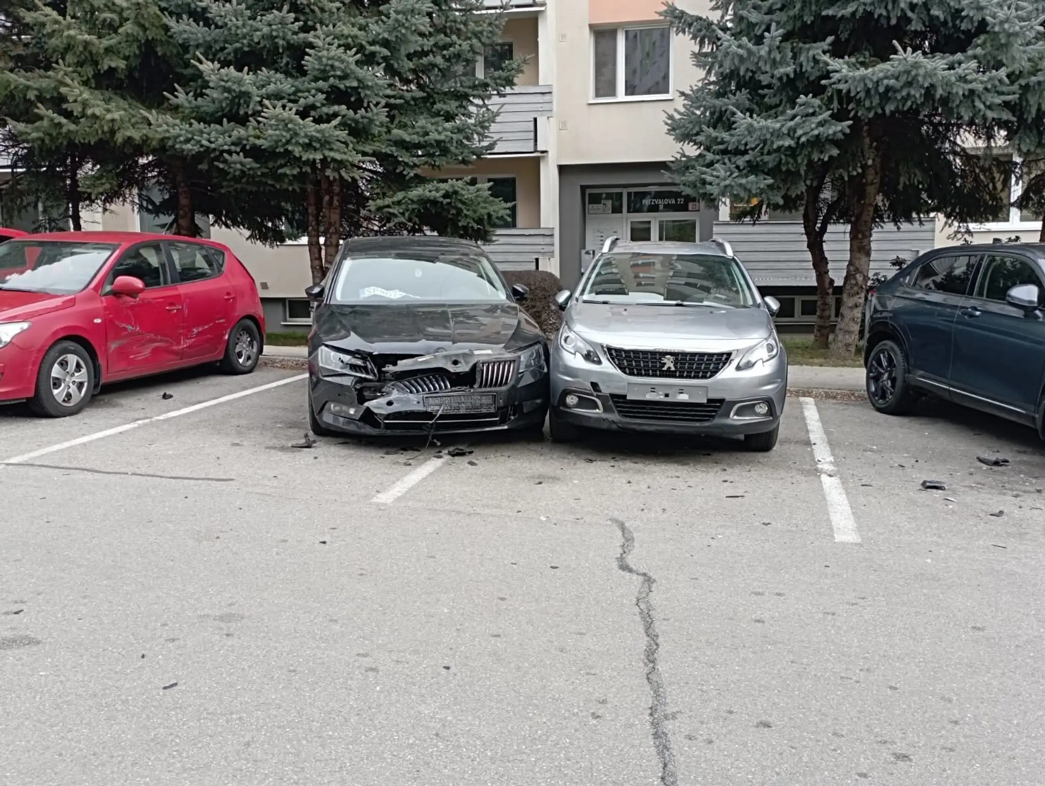 Mladík nabúral päť áut.