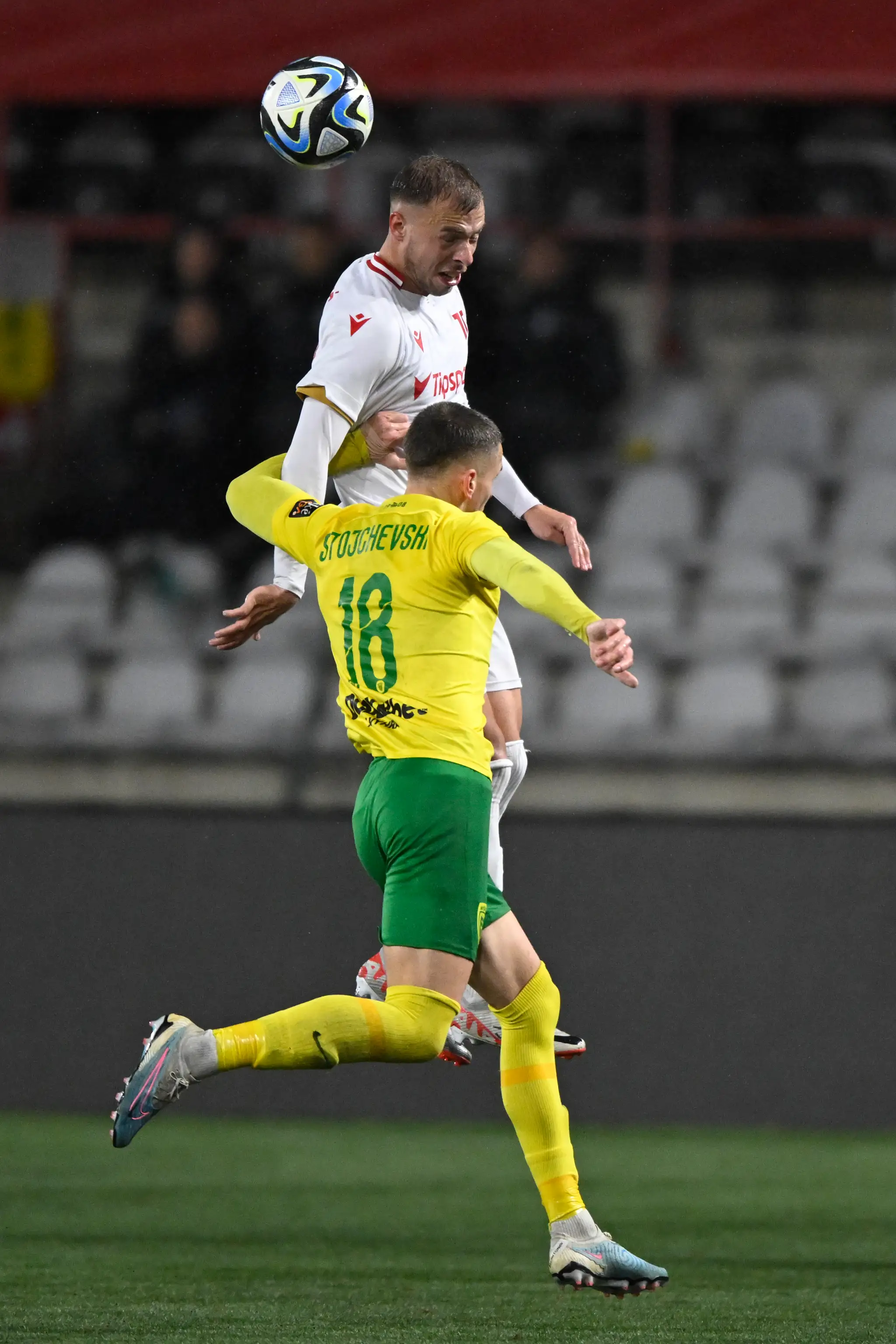 Na snímke zľava Njegoš Kupusovič (AS Trenčín) a Andrej Stojčevski (MŠK Žilina).
