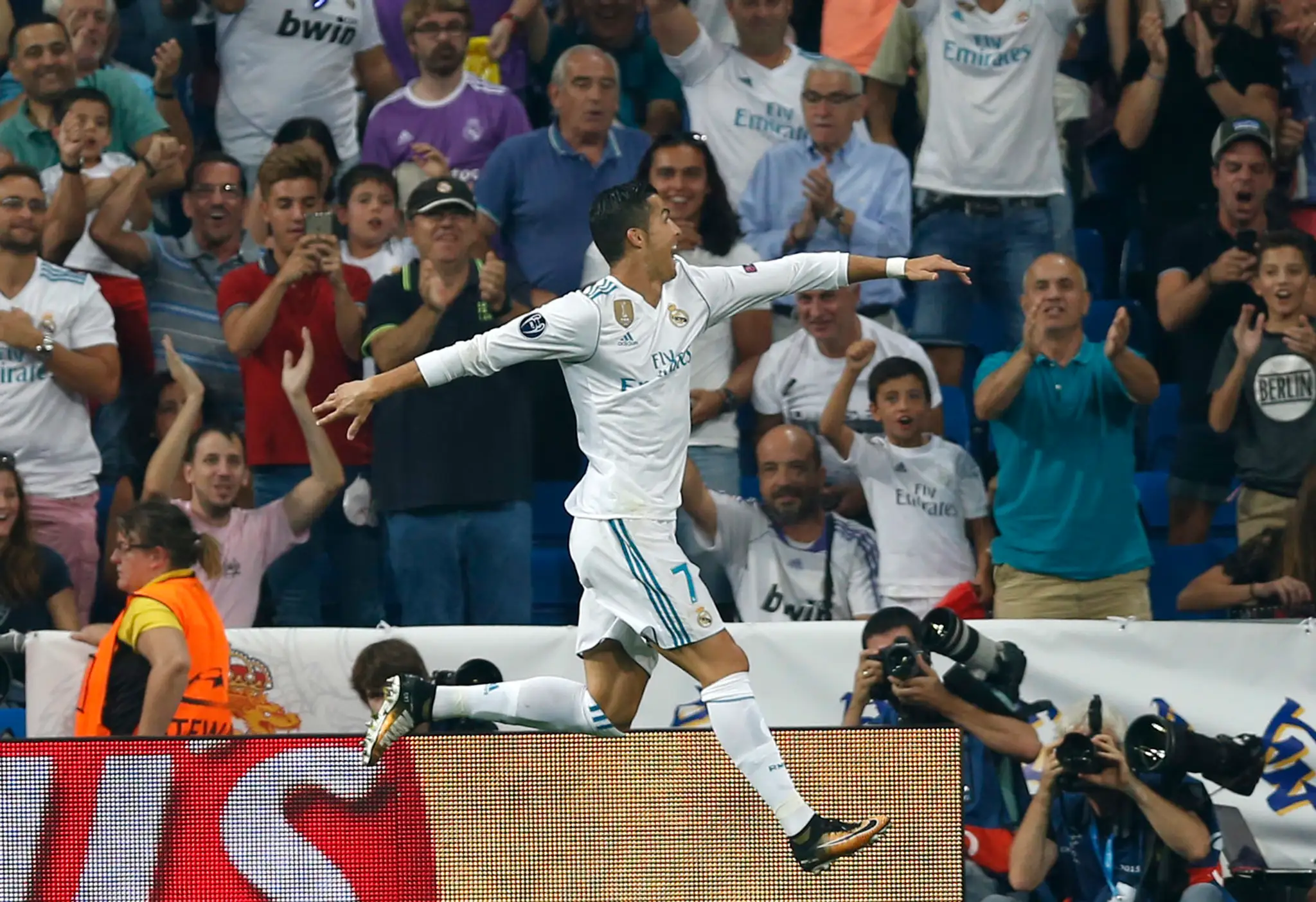 Cristiano Ronaldo z Realu Madrid skáče po góle v sieti Apoelu v 1. kole LM.