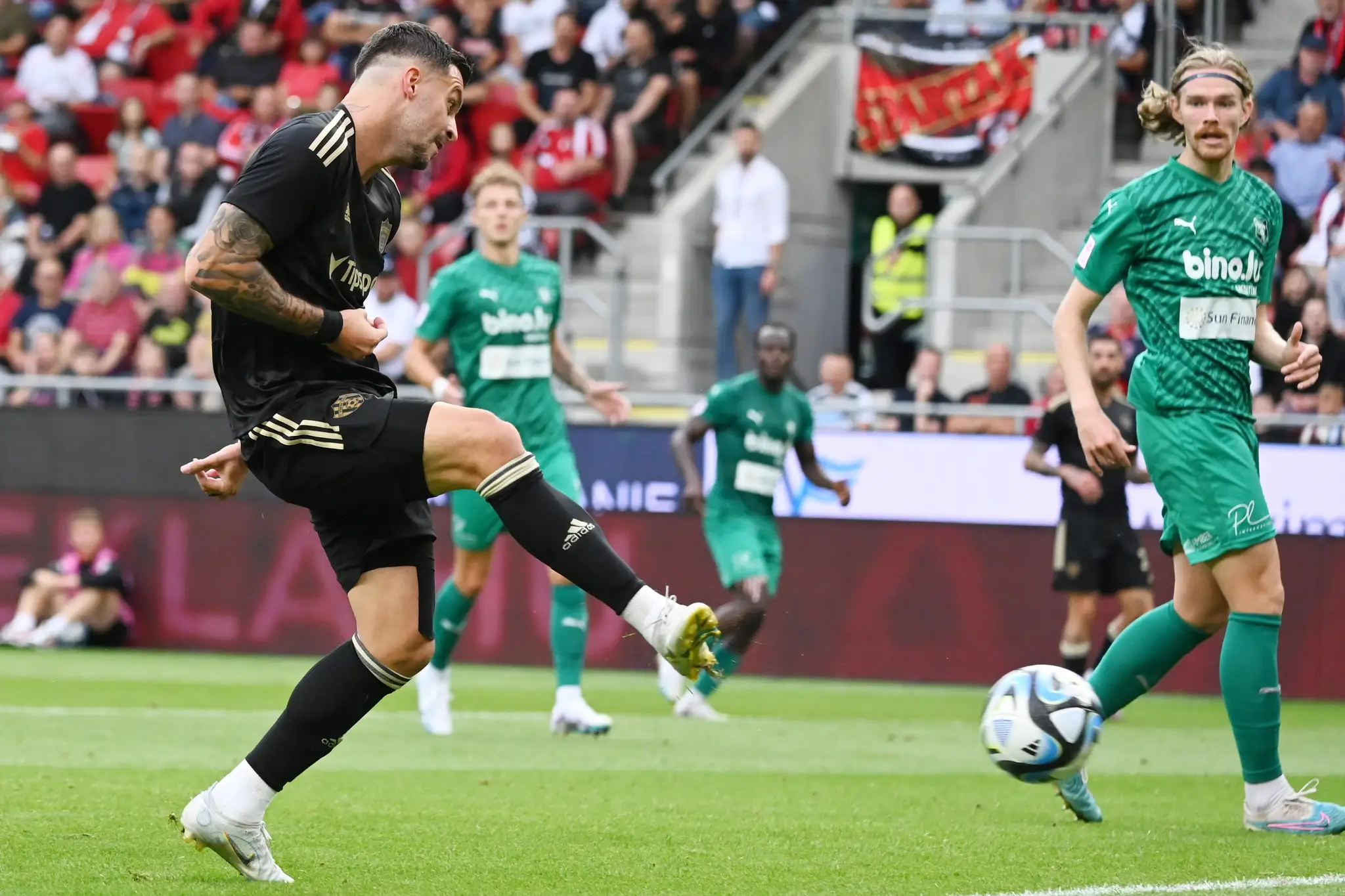 Na snímke vľavo hráč Trnavy Marco Djuričin strieľa gól na 2:0.