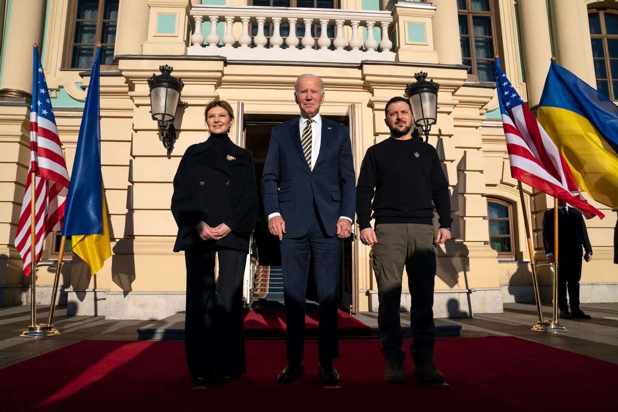 Joe Biden (v strede) pózuje fotografom s Volodymyrom Zelenským (vpravo) a Olenou Zelenskou.