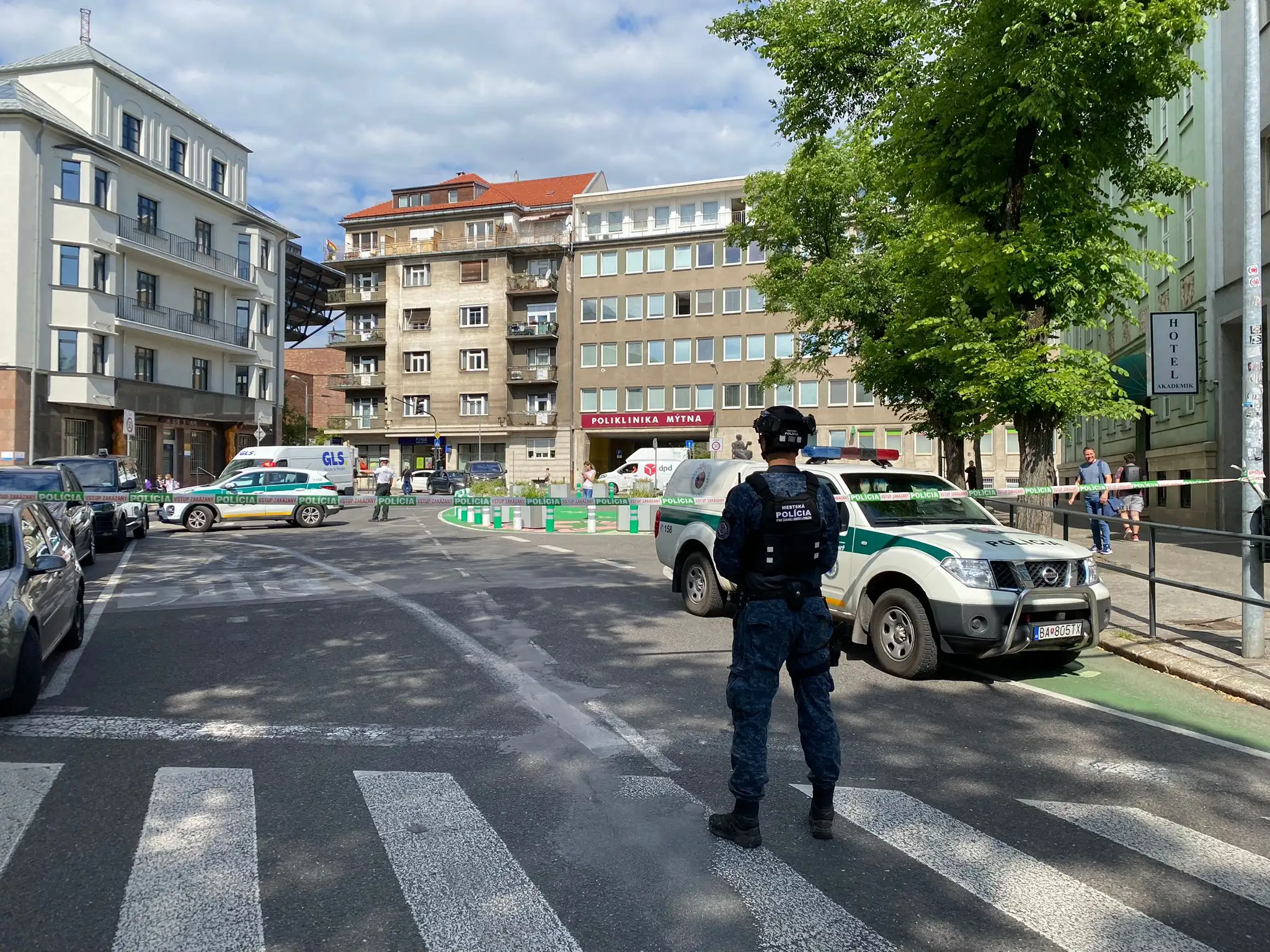 Na Technickej univerzite v Bratislave zasahujú policajti.