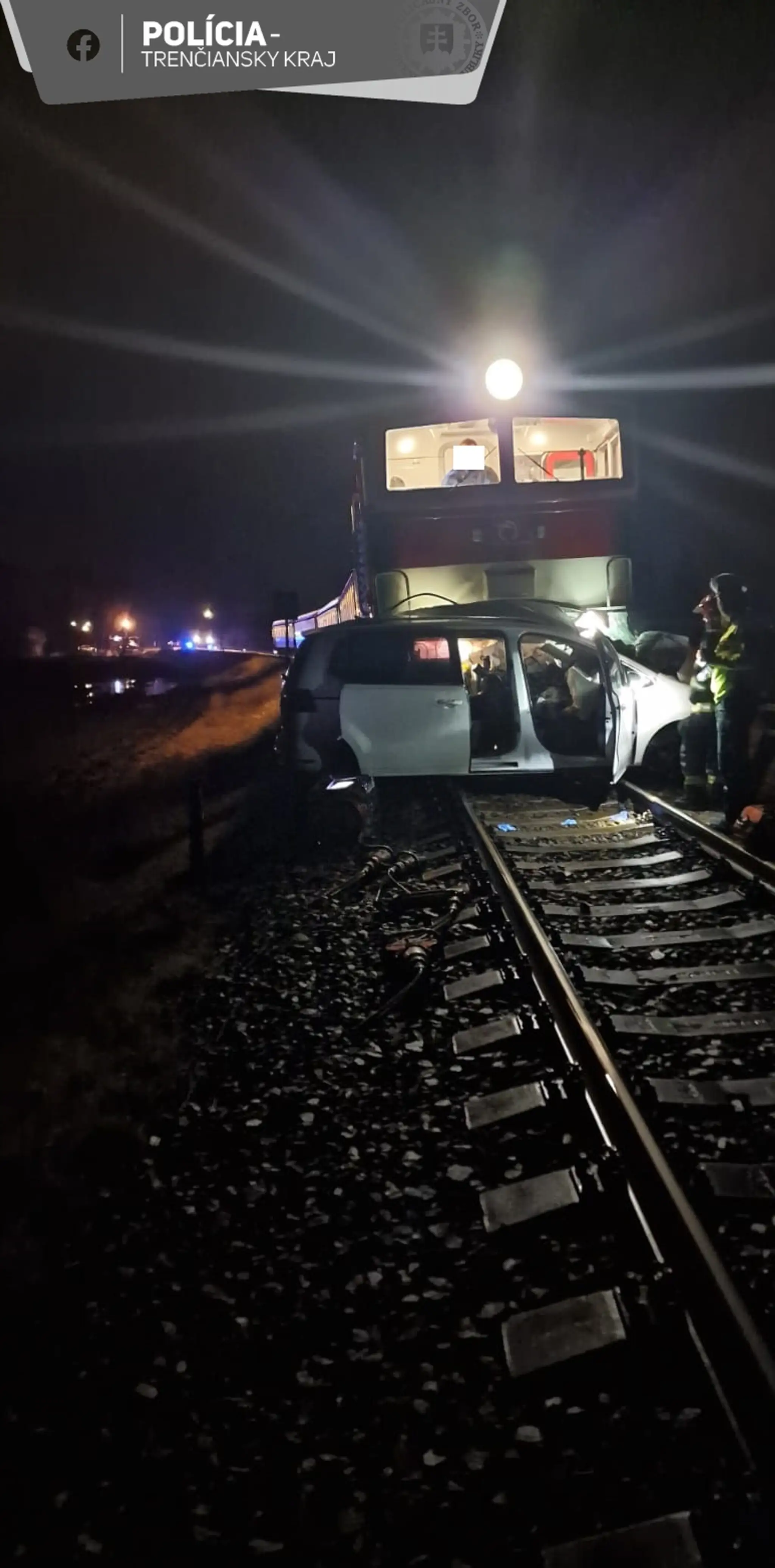 Zrážka vlaku s osobným autom neďaleko Prievidze.