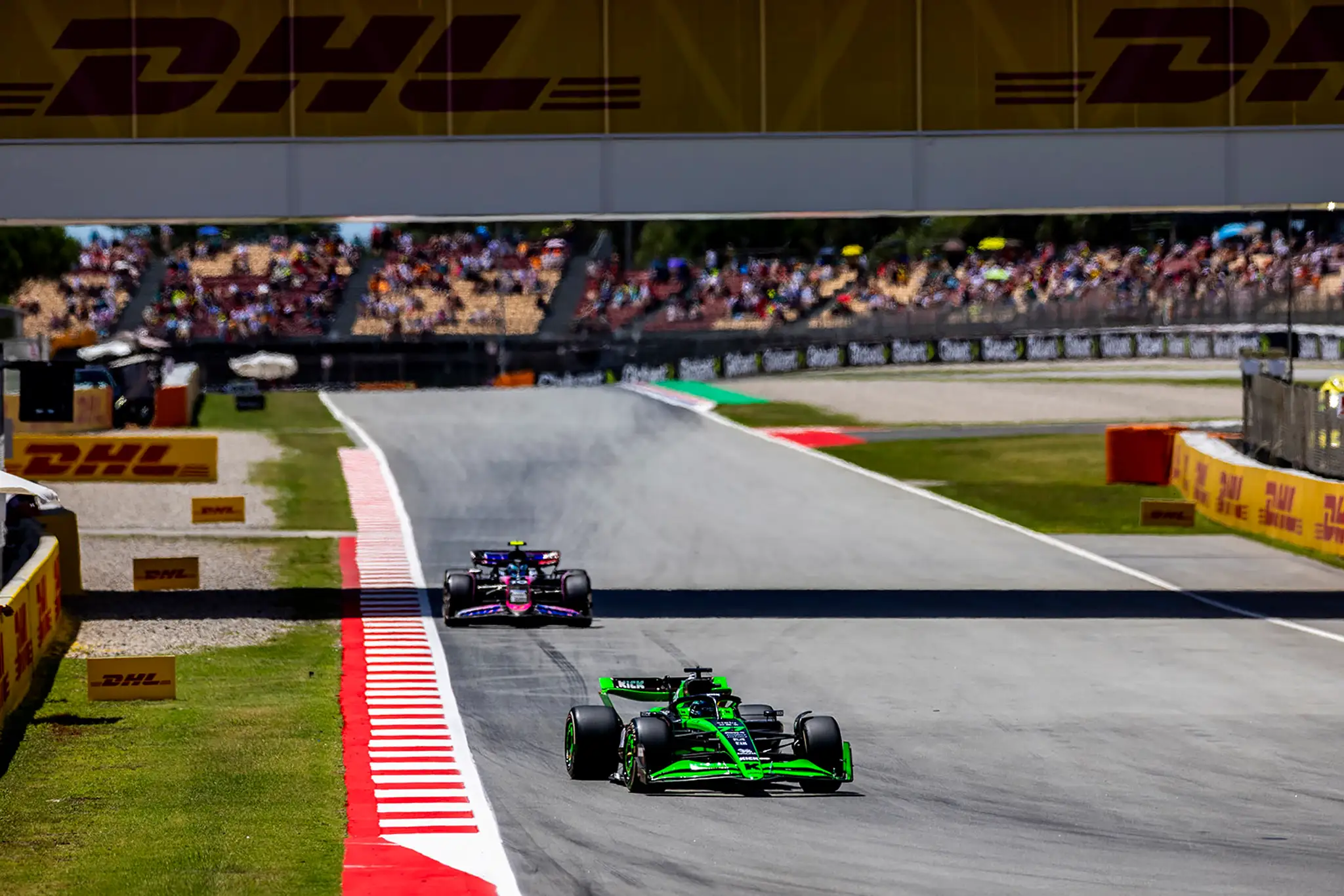 V popredí Valtteri Bottas z tímu Alfa Romeo.