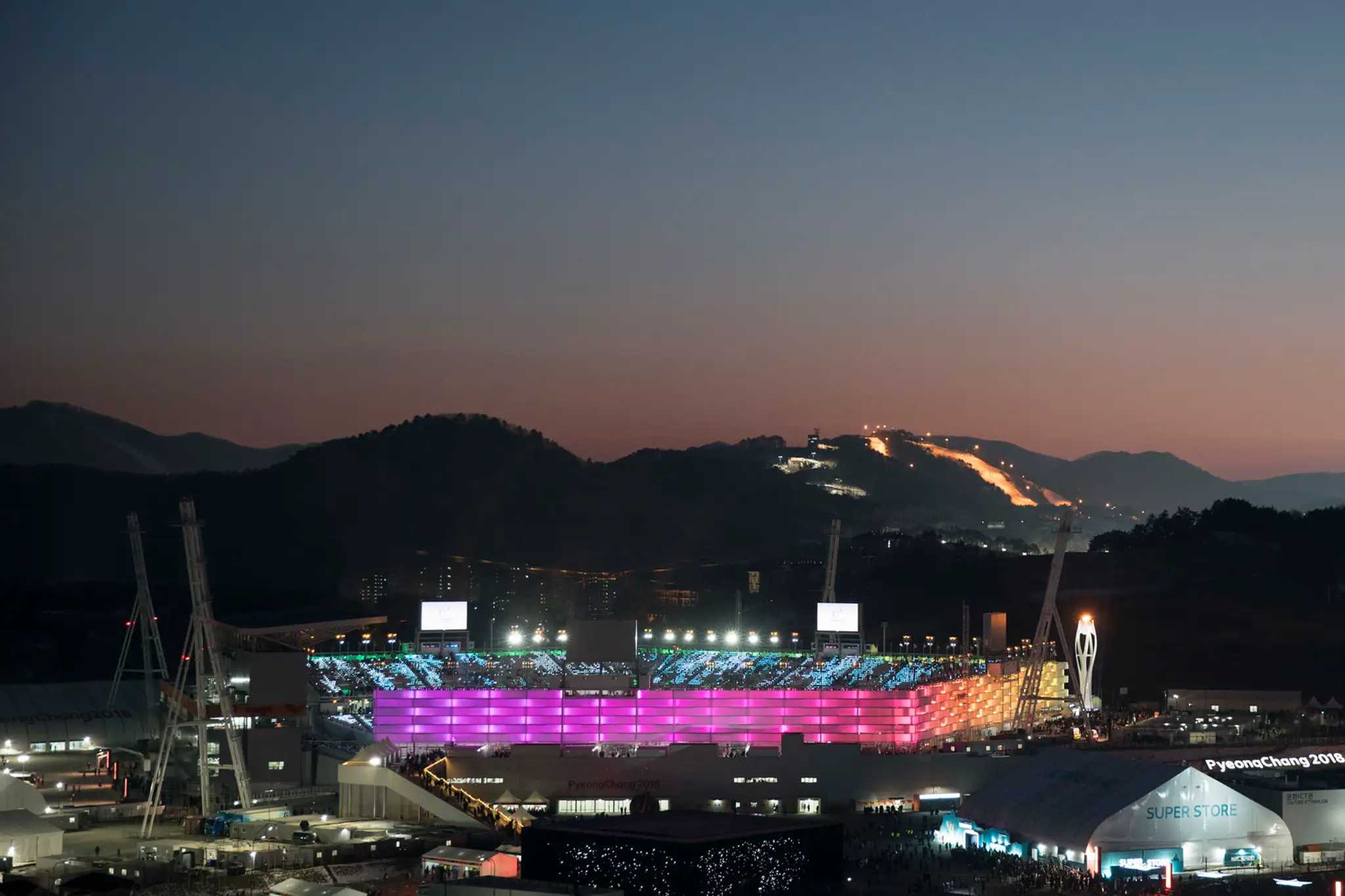 Osvetlený Olympijský štadión pred začiatkom záverečného ceremoniálu na ZOH 2018 v juhokórejskom Pjongčangu