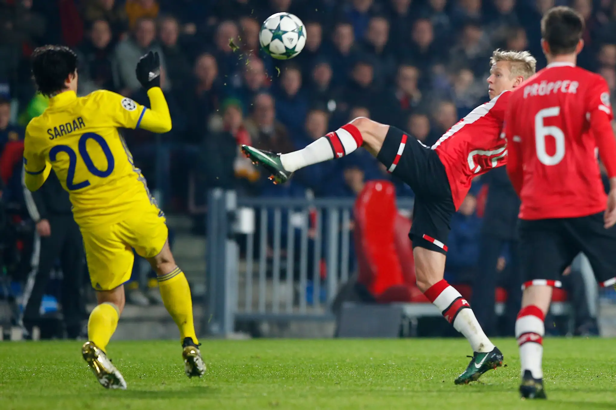 Sardar Azmoun (vľavo) z FK Rostov v súboji o loptu v dueli LM proti Oleksandrovi Zinčenkovi z Eindhovenu.