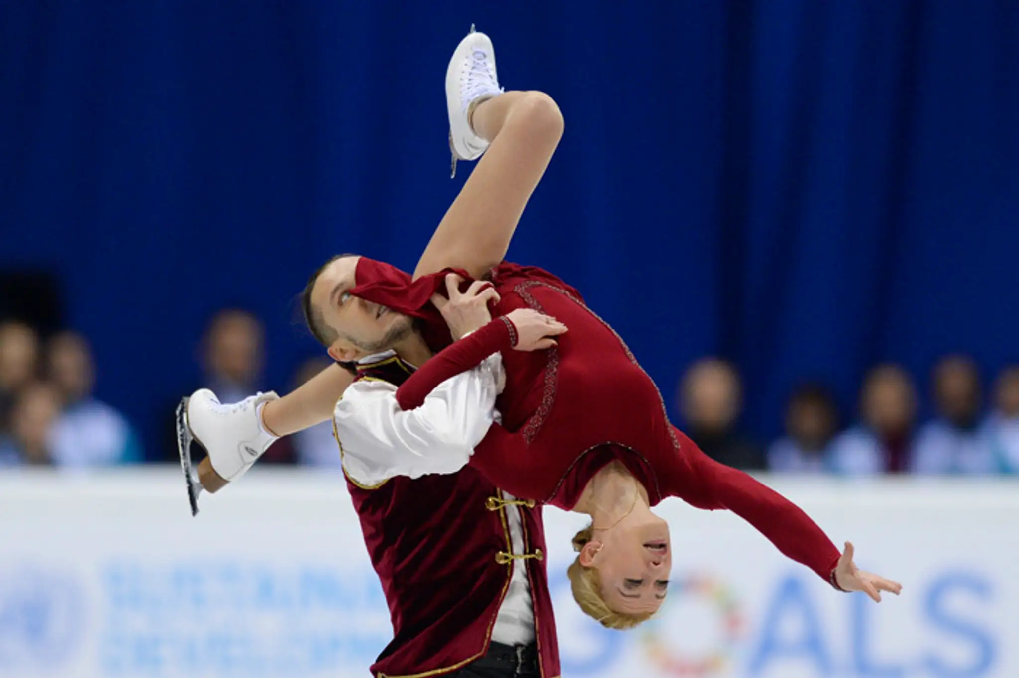 Tatiana Volosožarová a Maxim Traňkov z Ruska počas voľnej jazdy v súťaži športových dvojíc na ME.