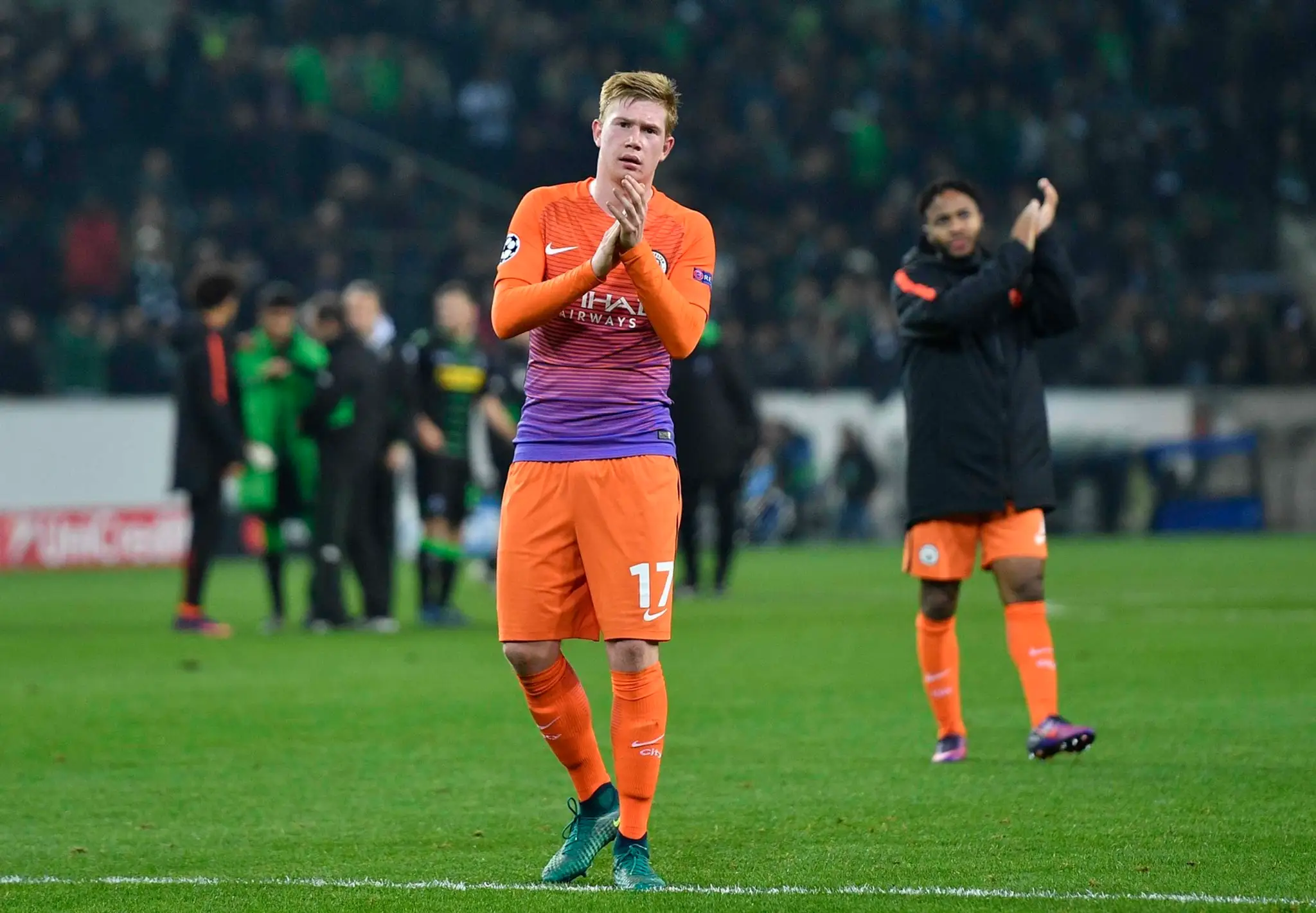 Kevin de Bruyne z Manchestru City ďakujem priaznivcom po dueli LM na pôde Borussie Mönchengladbach.