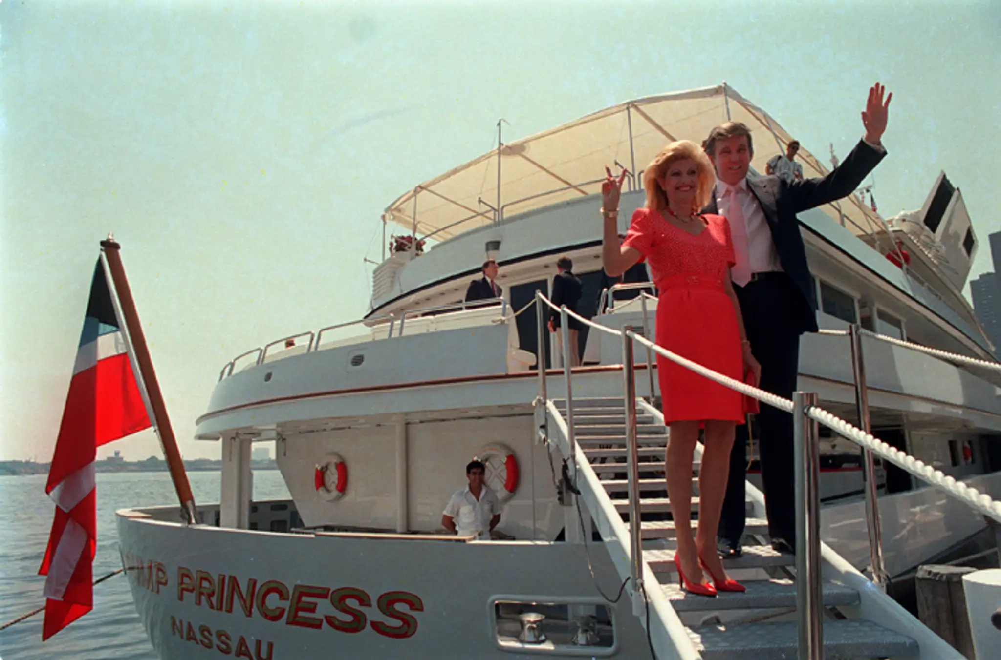 Donald Trump s prvou manželkou Ivanou mávajú novinárom z jachty "The Trump Princess" v New Yorku. (4. júla 1998)