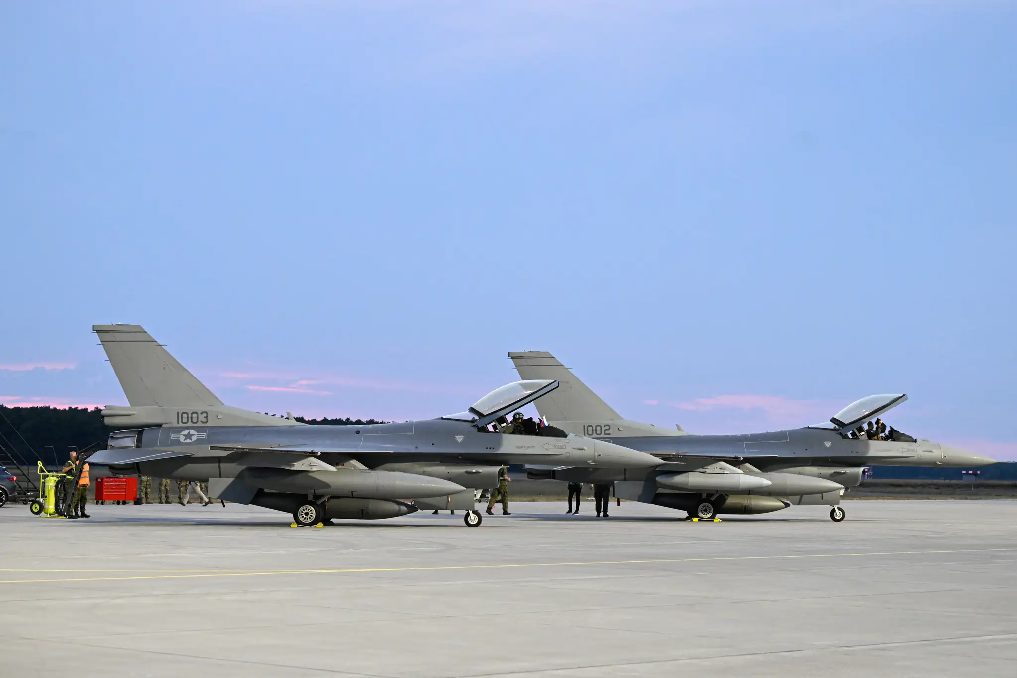 Stíhačky F-16 americkej výroby, ktoré pristáli v priestoroch Leteckej základne Malacky-Kuchyňa.