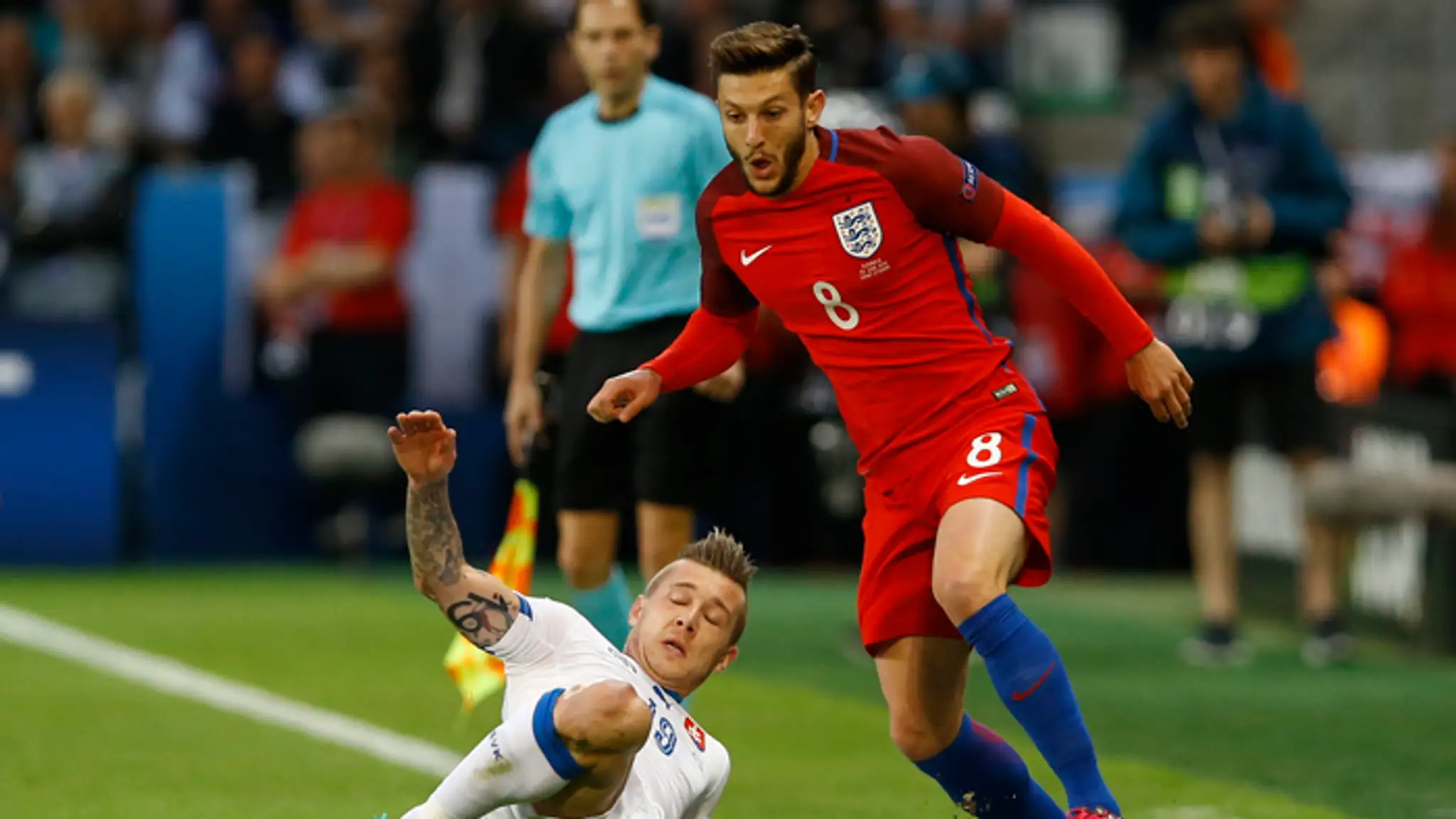 Juraj Kucka a agnlický hráč Adam Lallana.