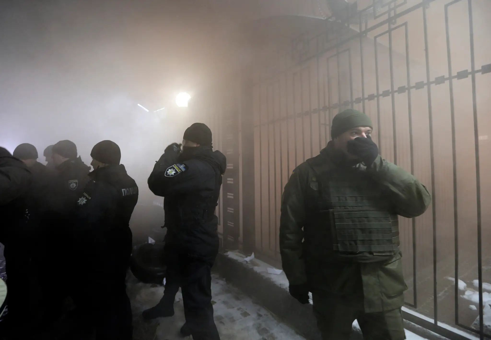 Ukrajinská polícia stráži vchod do ruskej ambasády v Kyjeve.