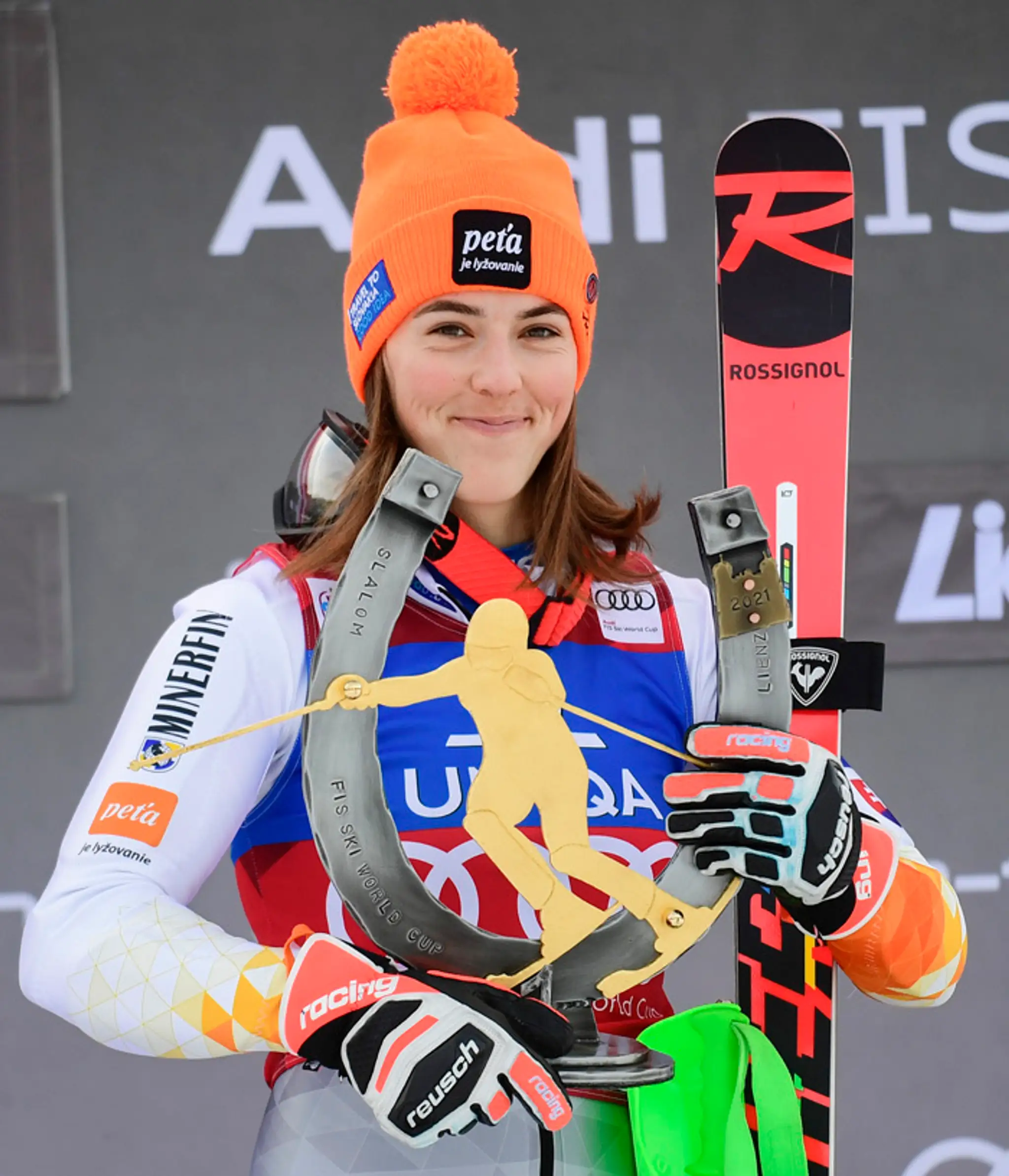Petra Vlhová s trofejou pre víťazku v slalome žien v Lienzi.