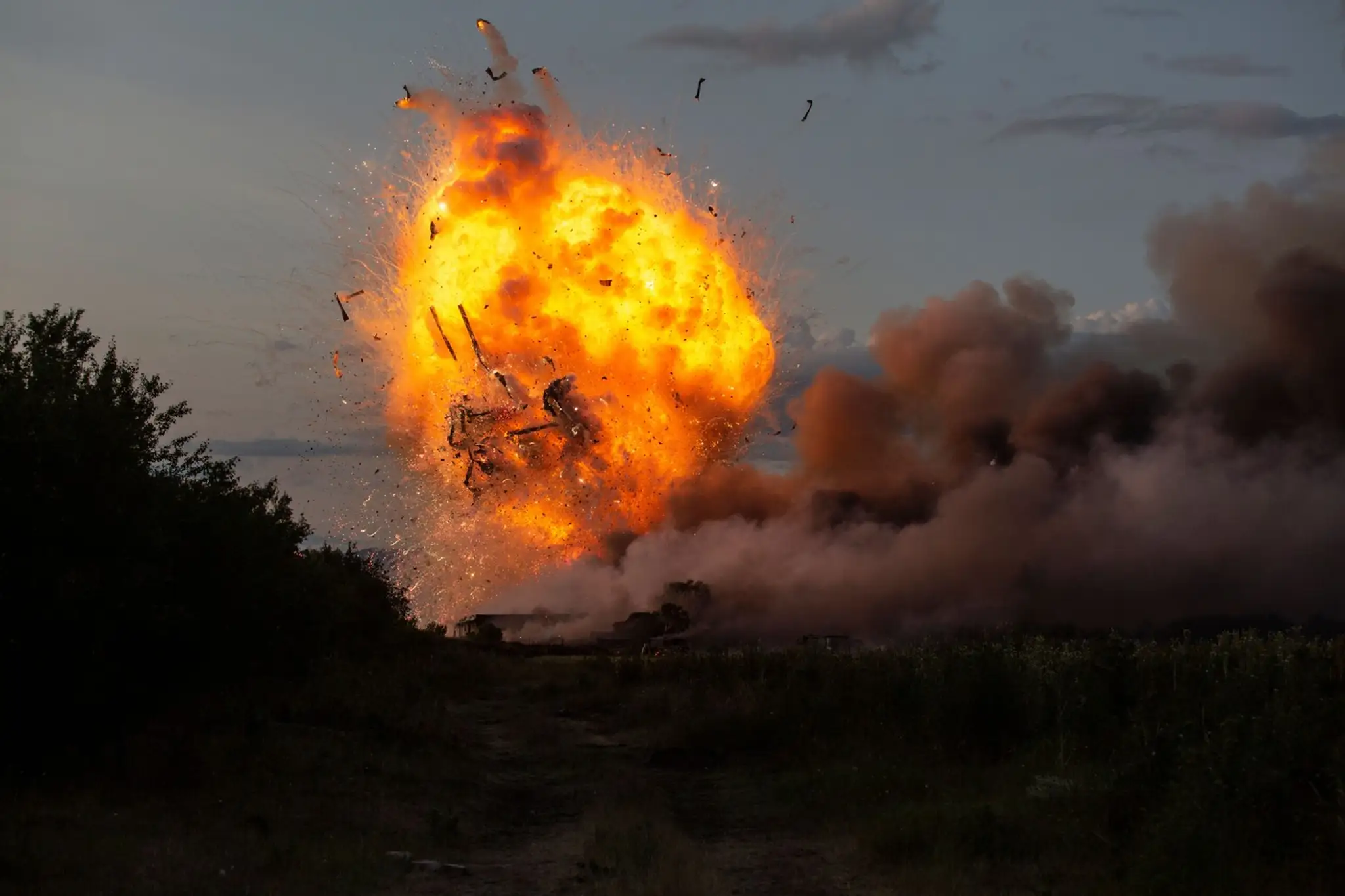 Sklad so zábavnou pyrotechnikou rozmetala séria výbuchov.