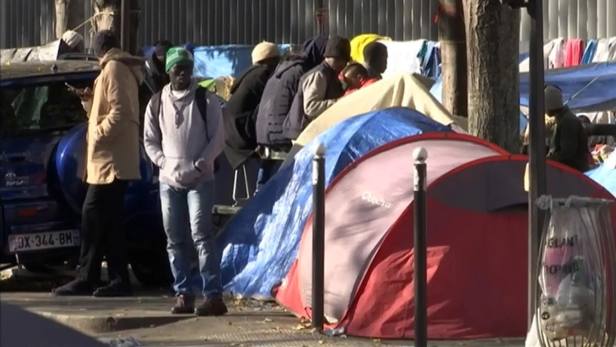 Migranti si rozložili stany pomedzi zaparkované autá v centra Paríža.s