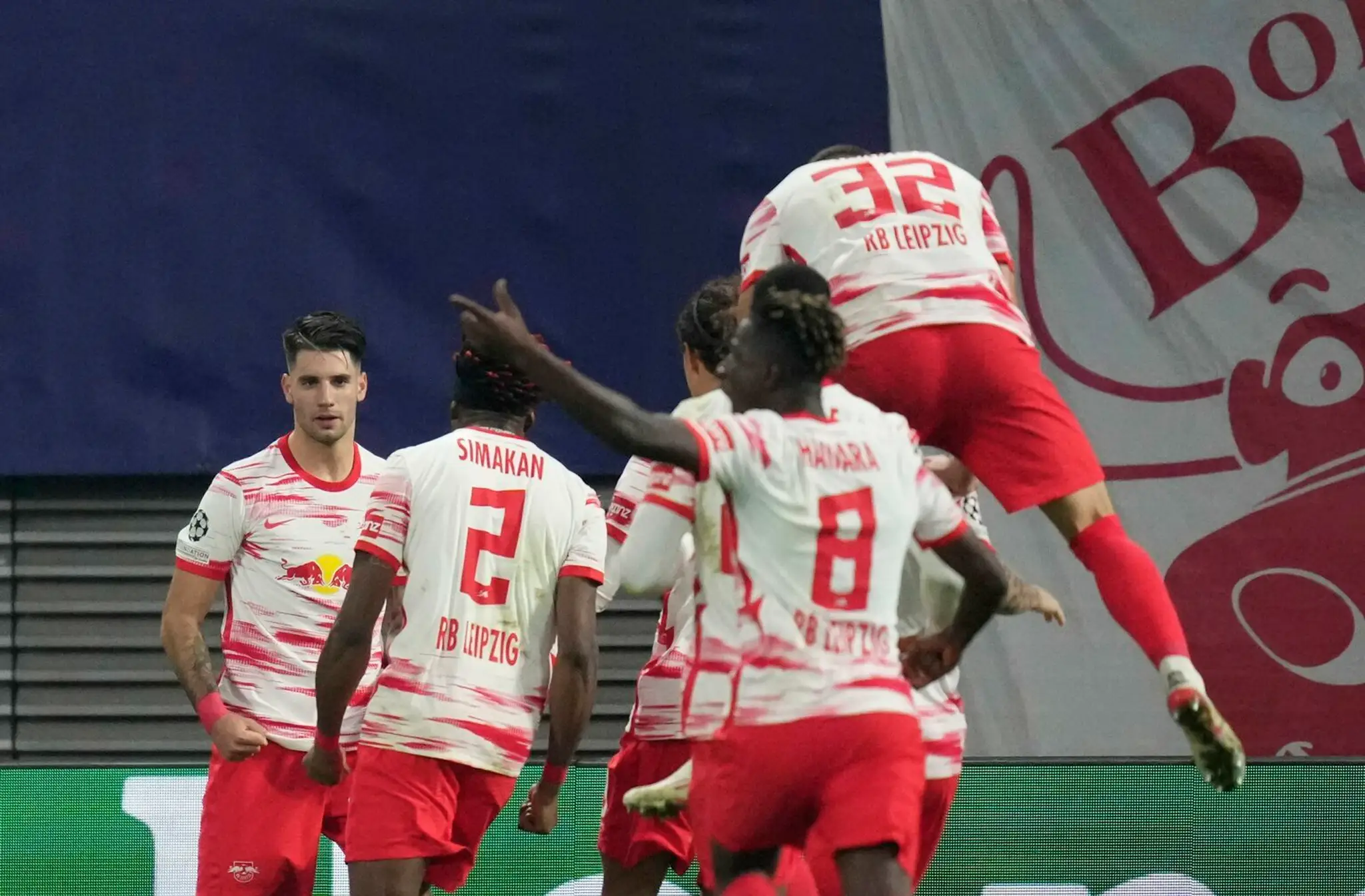 Dominik Szoboszlai (vľavo) oslavuje so spoluhráčmi z Lipska gól v LM proti PSG.