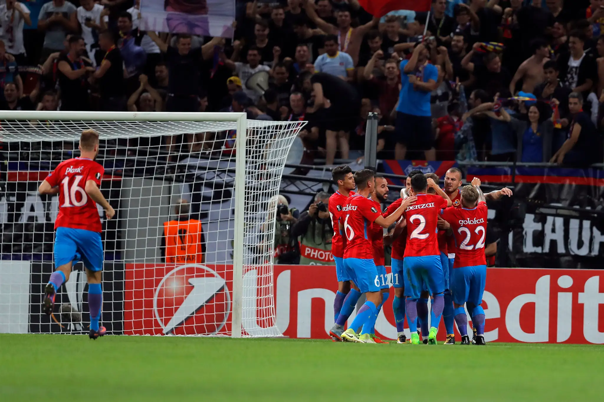 Radosť hráčov Steaua Bukurešť z gólu v dueli EL proti Plzni.